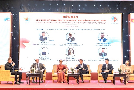 C&aacute;c diễn giả Hoa Kỳ v&agrave; Việt Nam tại Diễn đ&agrave;n.