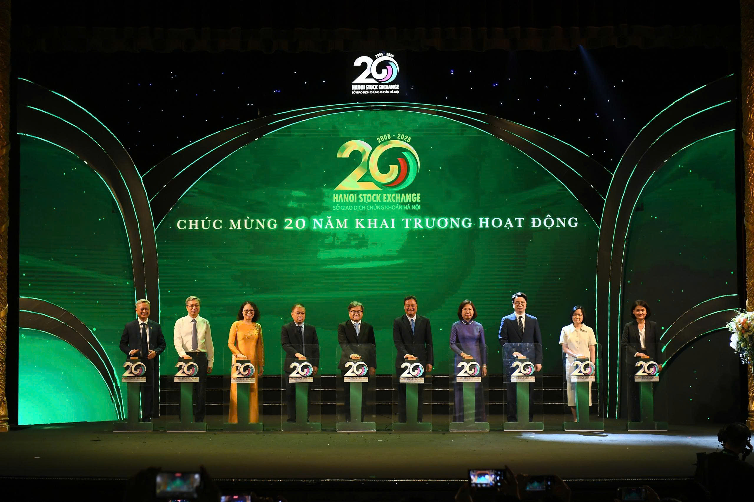 C&aacute;c đại biểu thực hiện nghi thức ch&uacute;c mừng 20 năm khai trương hoạt động của HNX.