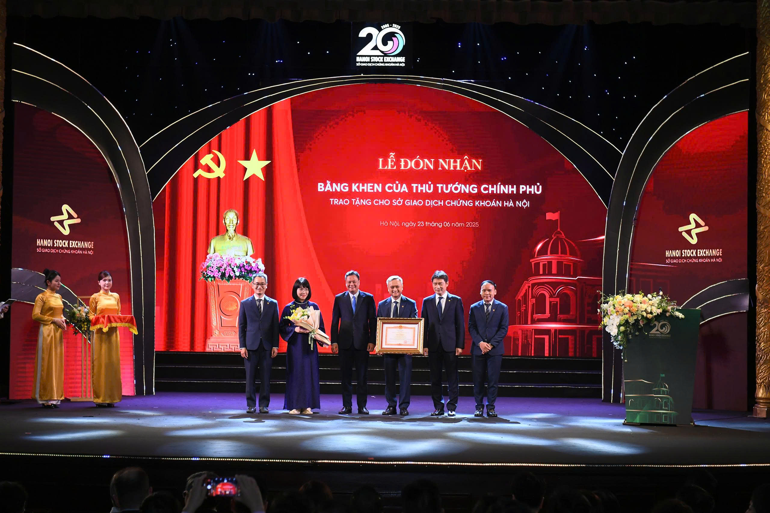 HNX vinh dự được nhận bằng khen của Thủ tướng Chính phủ vì đã có thành tích xuất sắc đột xuất trong công tác tổ chức và vận hành hệ thống giao dịch Trái phiếu doanh nghiệp riêng lẻ, góp phần vào sự phát triển kinh tế - xã hội của đất nước.