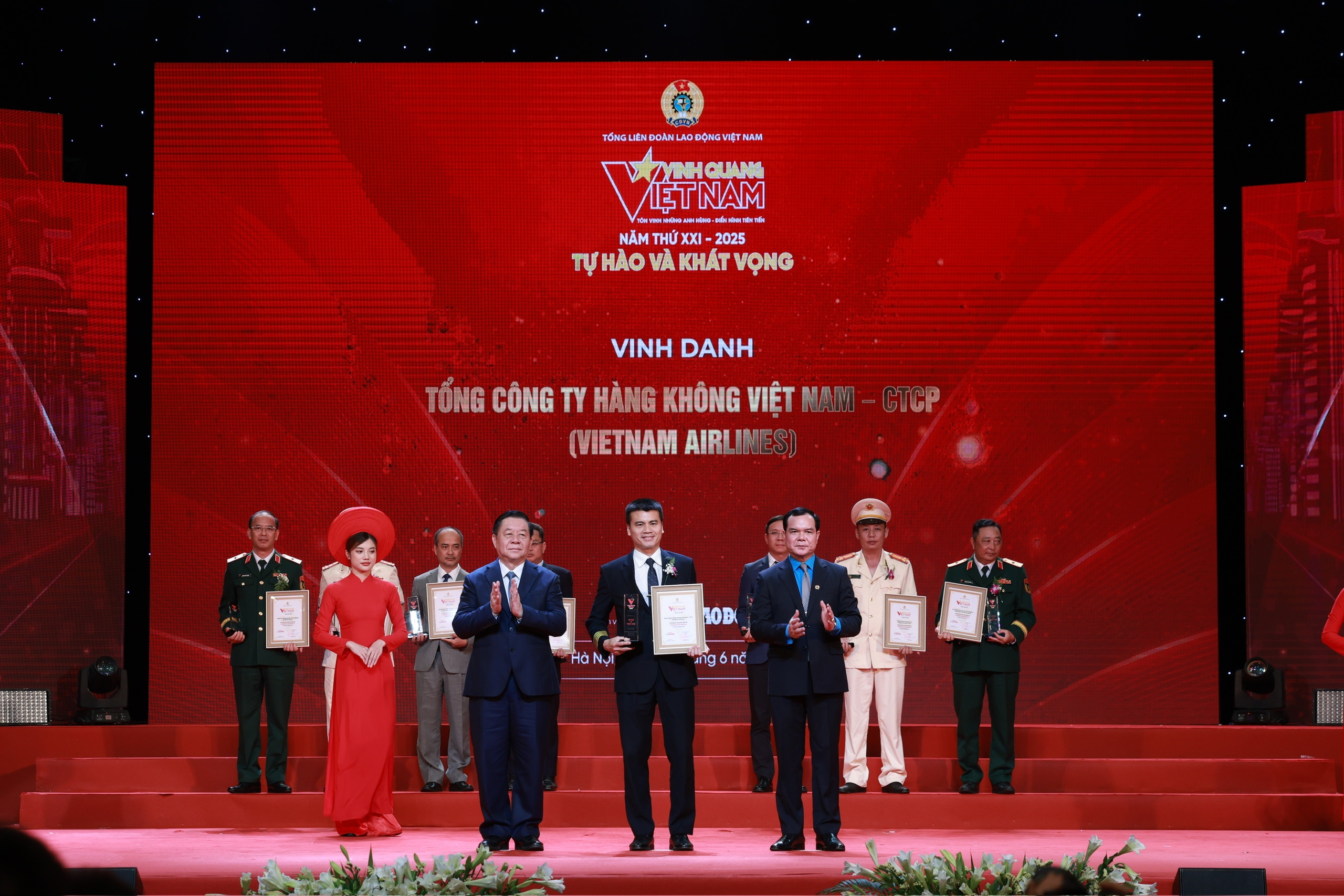 Ông Tô Ngọc Giang, Phó Tổng giám đốc Vietnam Airlines, nhận Kỷ niệm chương vinh danh tại chương trình "Vinh quang Việt Nam".