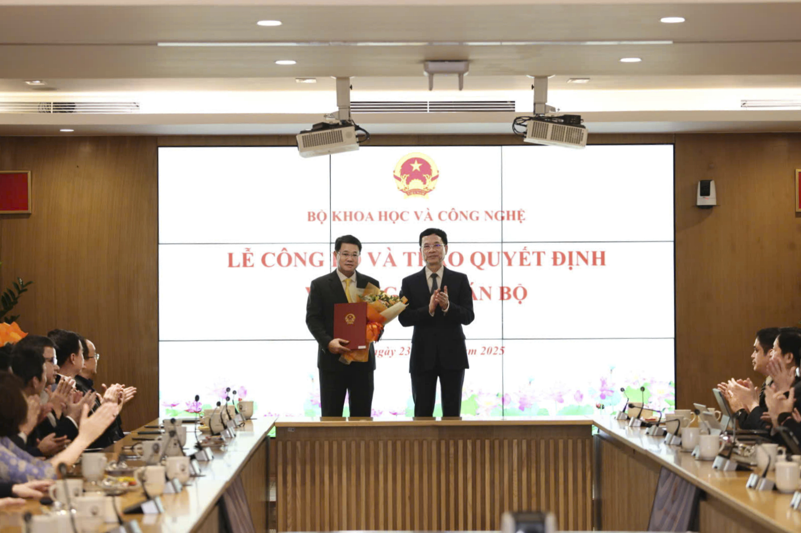 Bộ trưởng Bộ Khoa học và Công nghệ Nguyễn Mạnh Hùng trao quyết định bổ nhiệm cho ông Nguyễn Trường Giang.