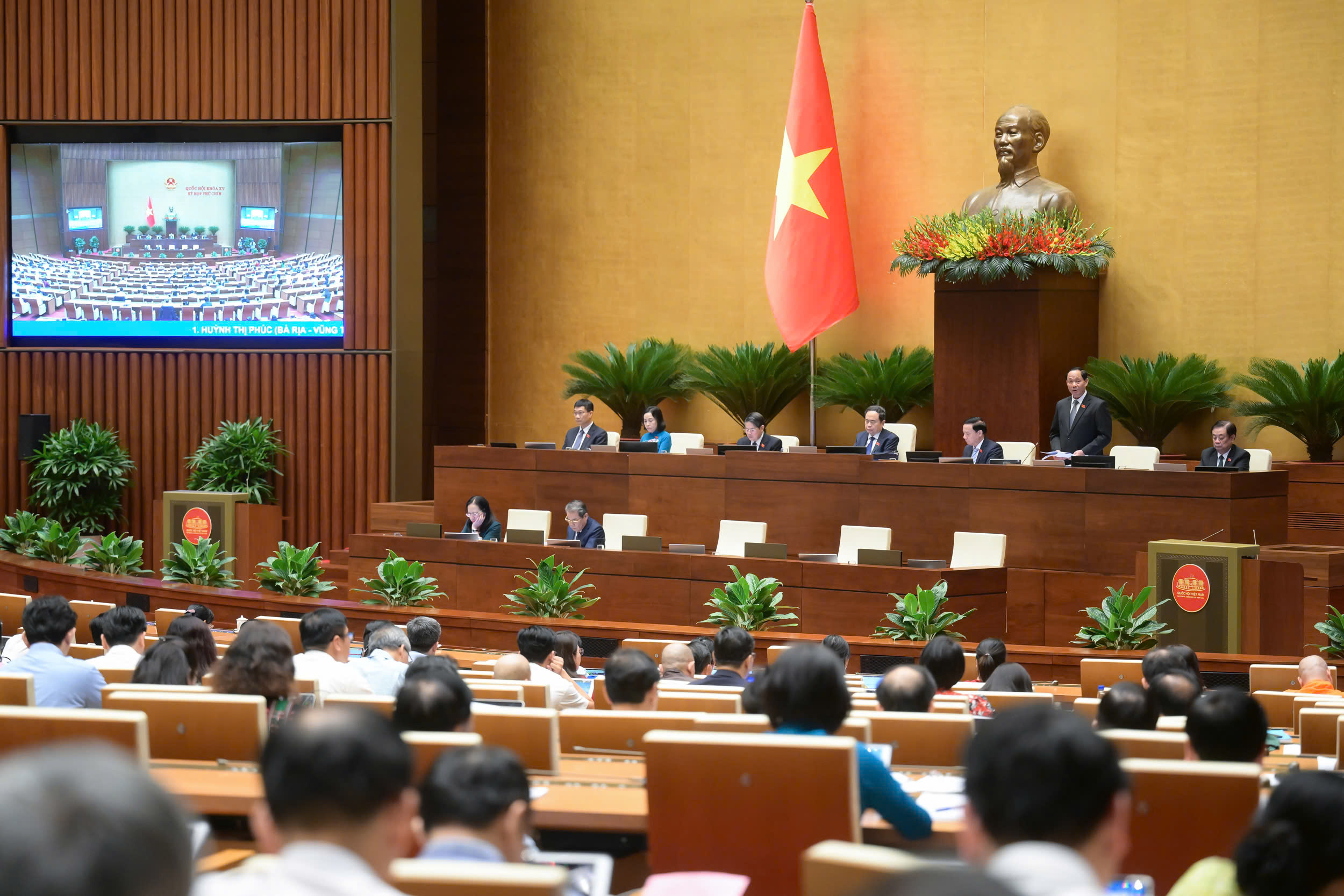 Quốc hội thảo luận về kết quả gi&aacute;m s&aacute;t việc giải quyết kiến nghị của cử tri. Ảnh: Quochoi.vn.