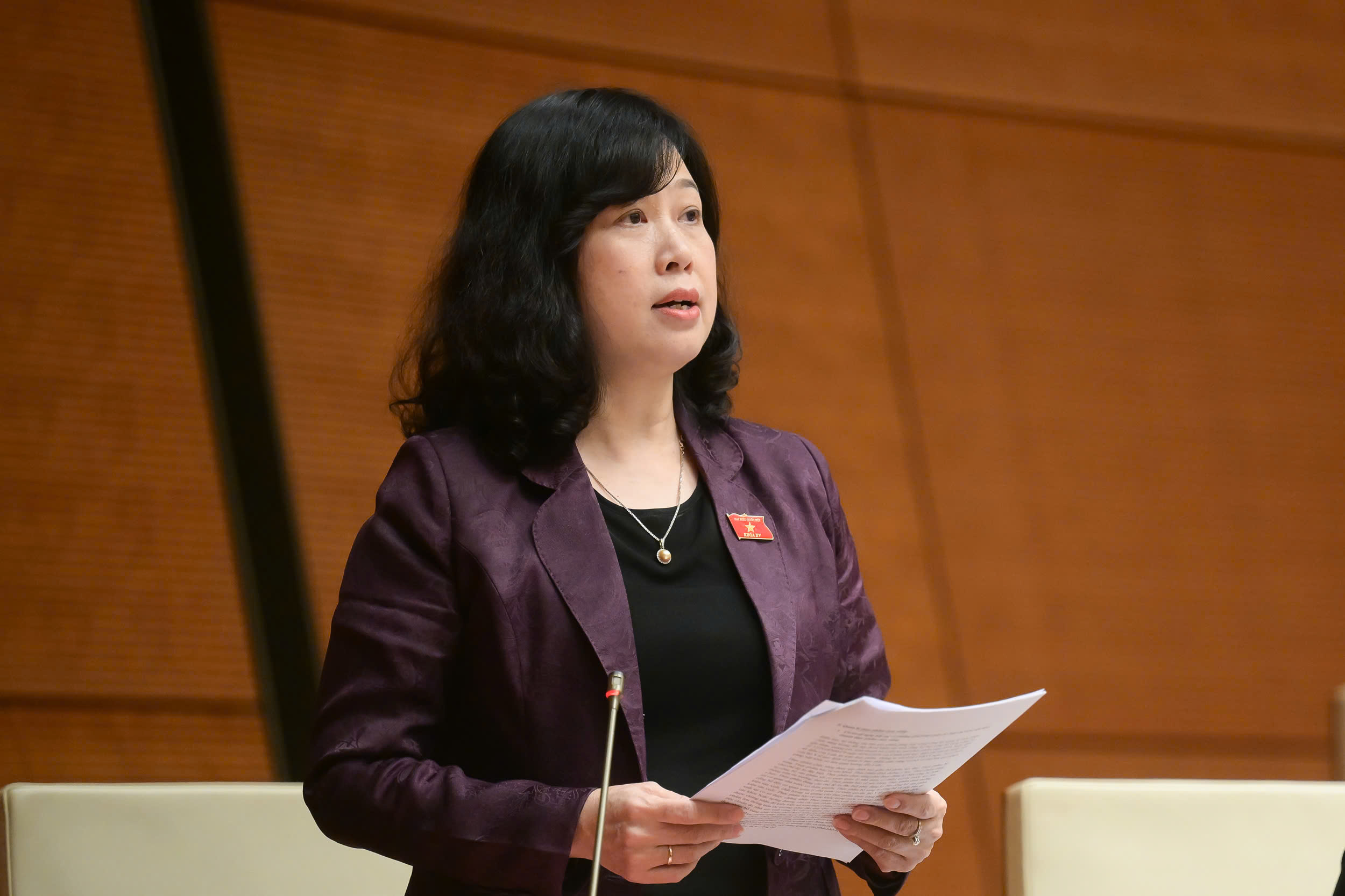 Bộ trưởng Bộ Y tế Đào Hồng Lan giải trình trước Quốc hội, chiều 24/6. Ảnh: Quochoi.vn.