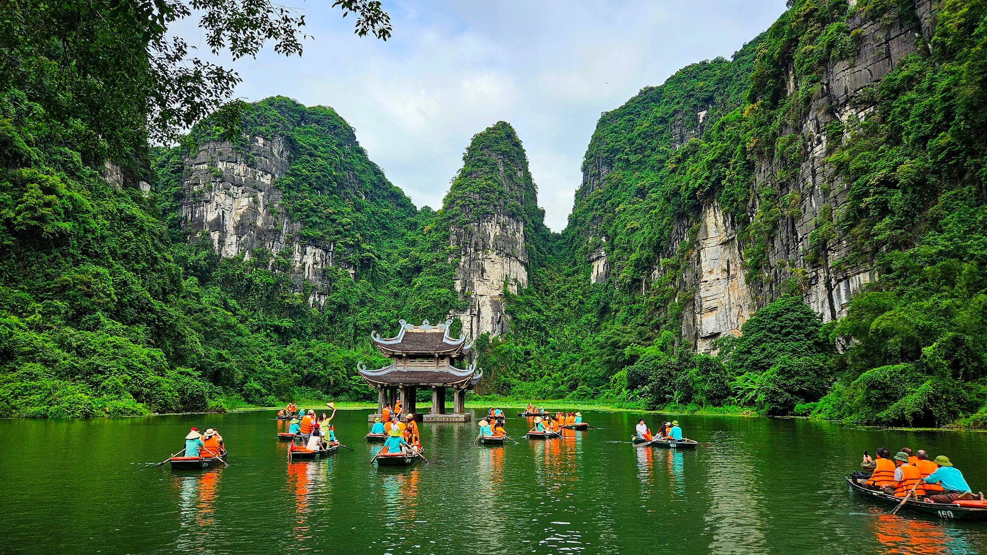 Năm 2024, Quần thể danh thắng Tr&agrave;ng An được b&igrave;nh chọn l&agrave; &ldquo;Điểm đến c&oacute; ảnh hưởng tr&ecirc;n thế giới&rdquo;