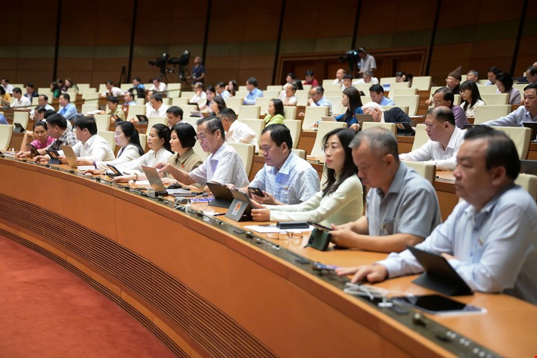 C&aacute;c đại biểu bấm n&uacute;t biểu quyết th&ocirc;ng qua Nghị quyết về Chương tr&igrave;nh gi&aacute;m s&aacute;t của Quốc hội năm 2026.