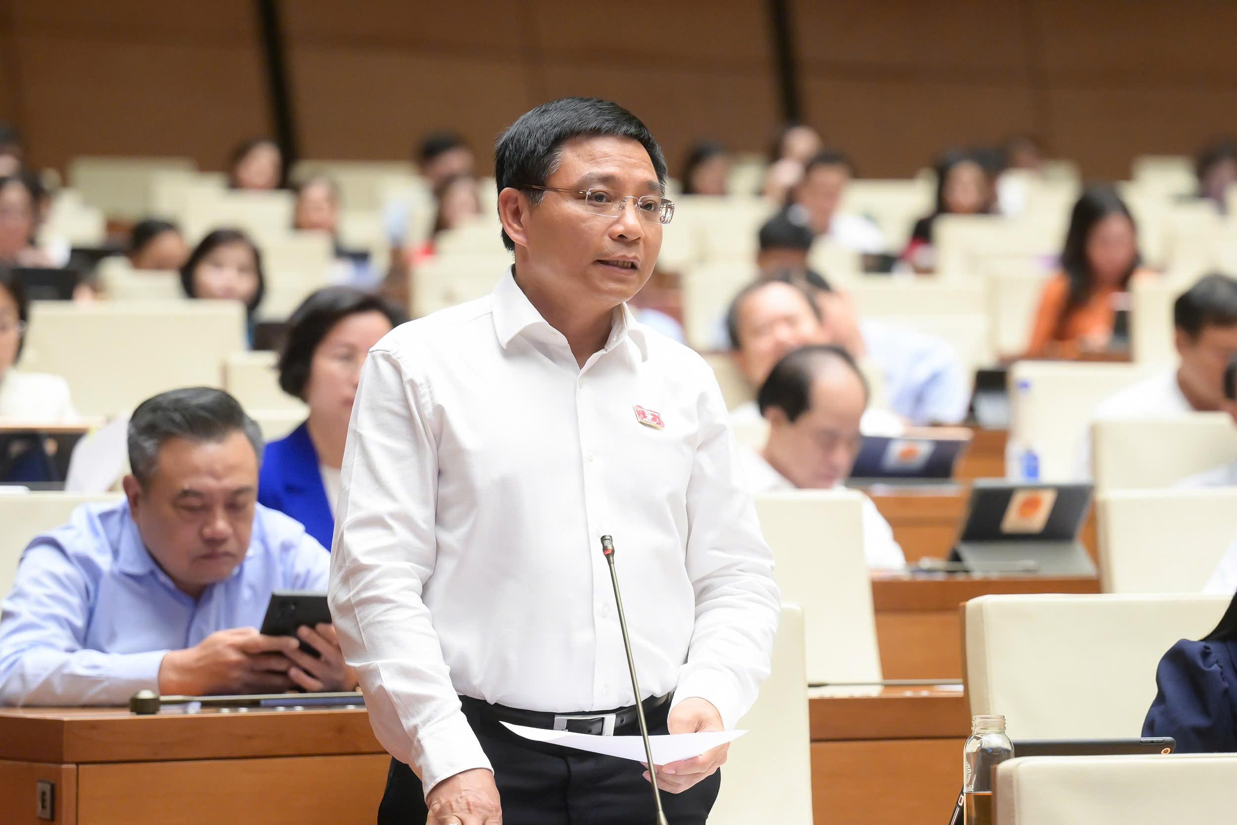 Bộ trưởng Bộ Tài chính Nguyễn Văn Thắng giải trình ý kiến đại biểu quan tâm. Ảnh: Quochoi.vn.