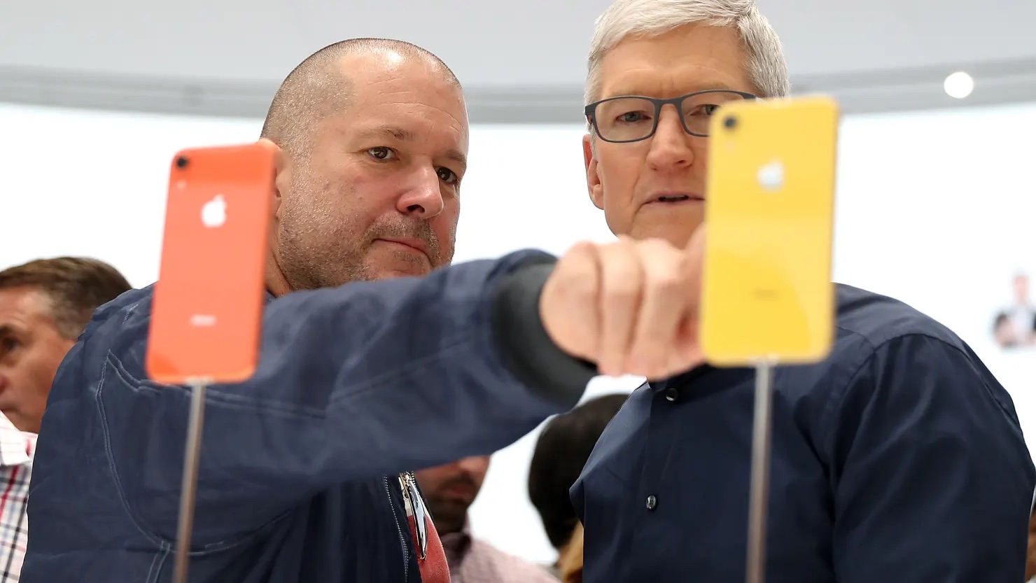 Ông Jony Ive (bên trái) - lúc ấy là giám đốc thiết kế chính của Apple cùng CEO Apple Tim Cook trong sự kiện của hãng này vào ngày 12/9/2018. Ảnh: Getty Images/CNBC