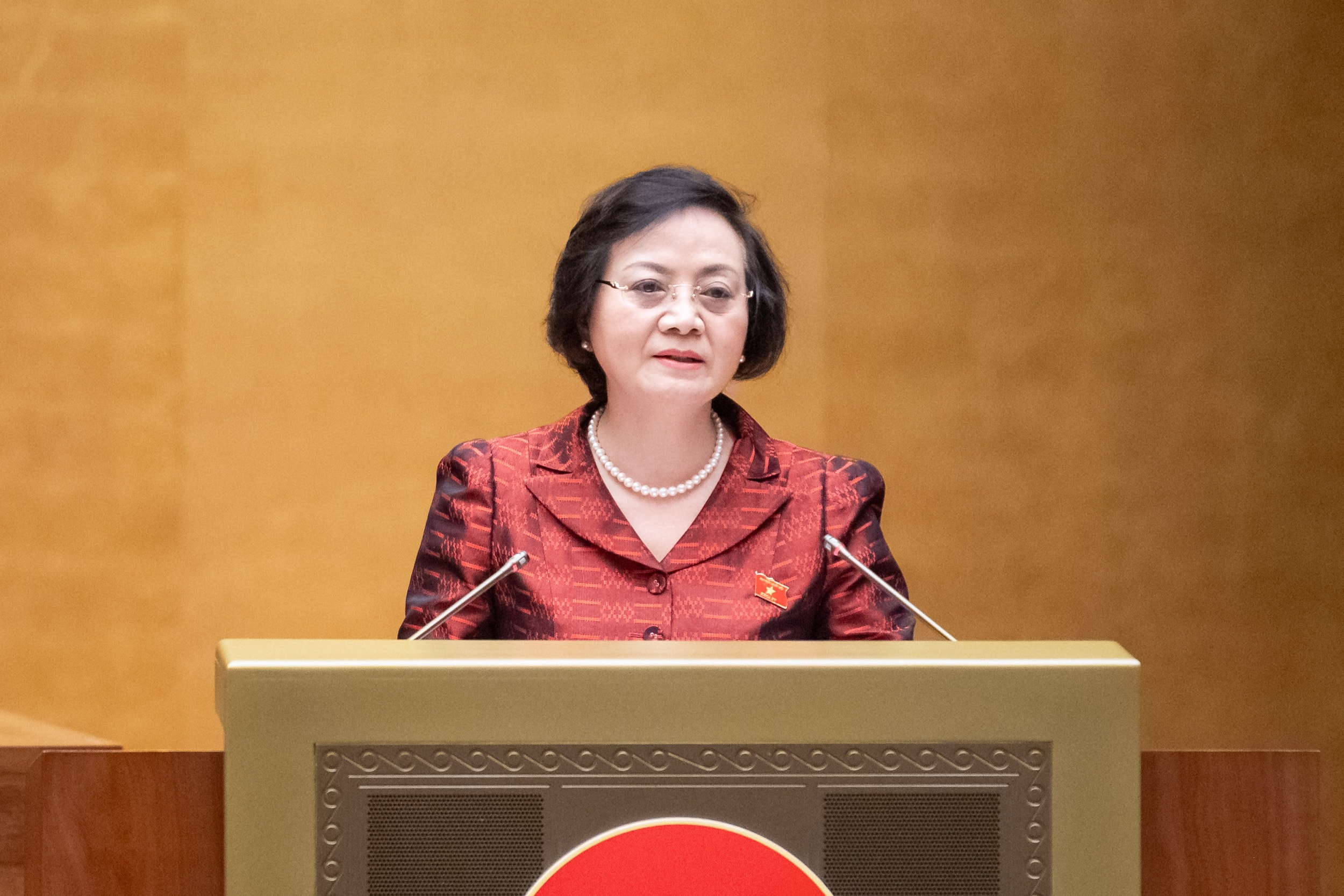 Bộ trưởng Bộ Nội vụ Phạm Thị Thanh Trà báo cáo tiếp thu, chỉnh lý dự thảo Luật Cán bộ, công chức (sửa đổi). Ảnh: Phạm Thắng.