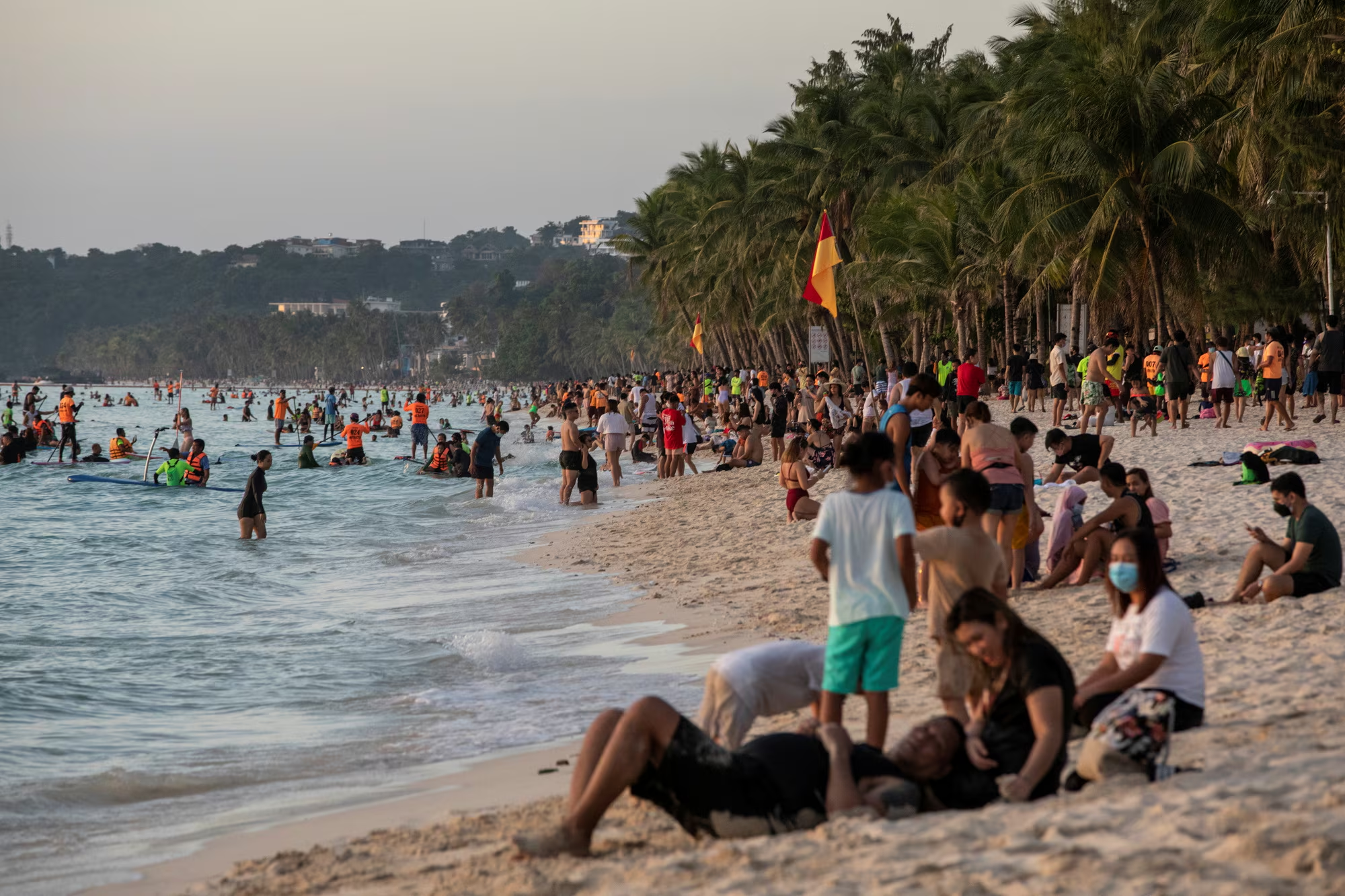 Philippines v&agrave;o cuộc đua đ&oacute;n kh&aacute;ch Ấn Độ.