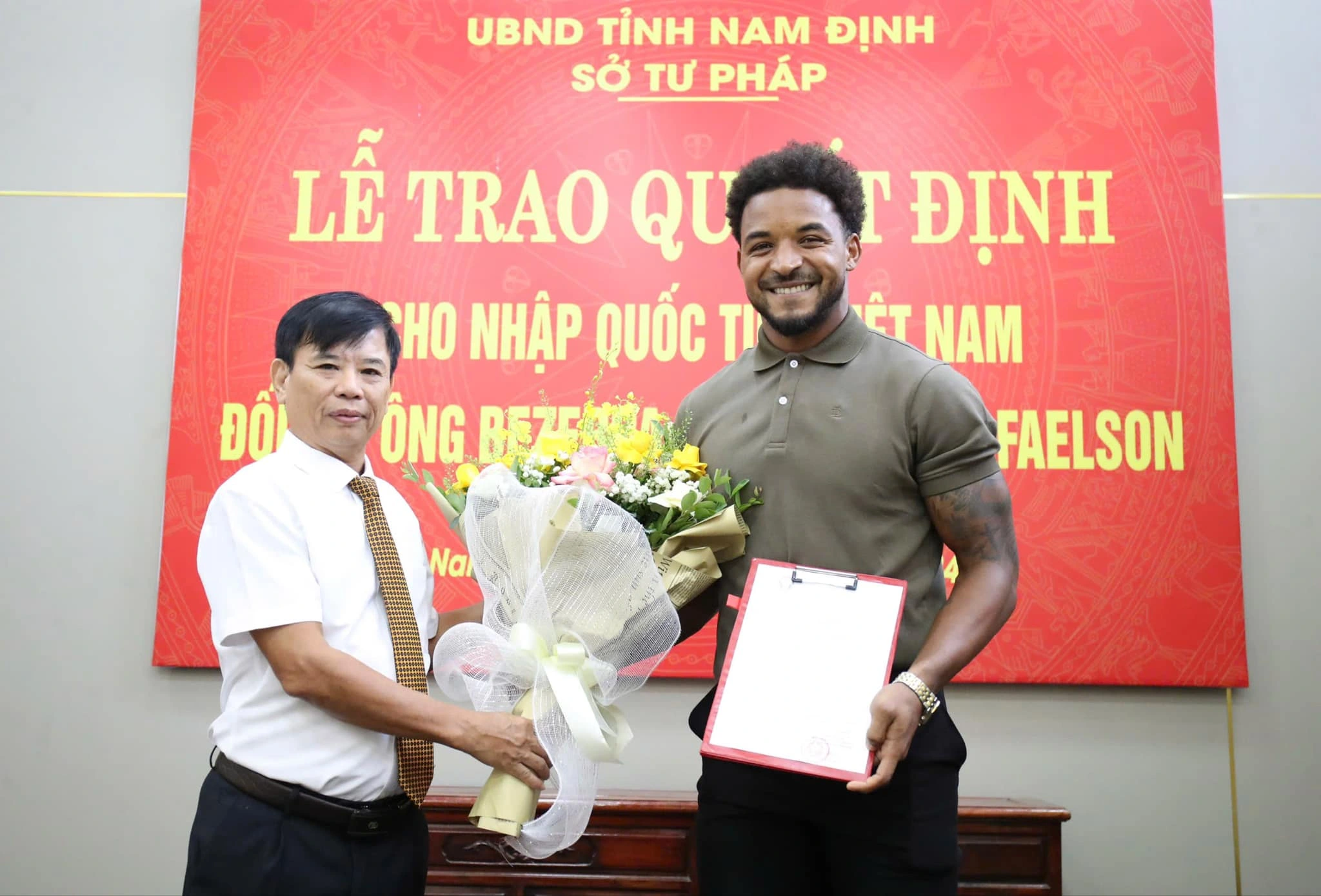 Tiền đạo Nguyễn Xuân Son nhận quốc tịch Việt Nam.