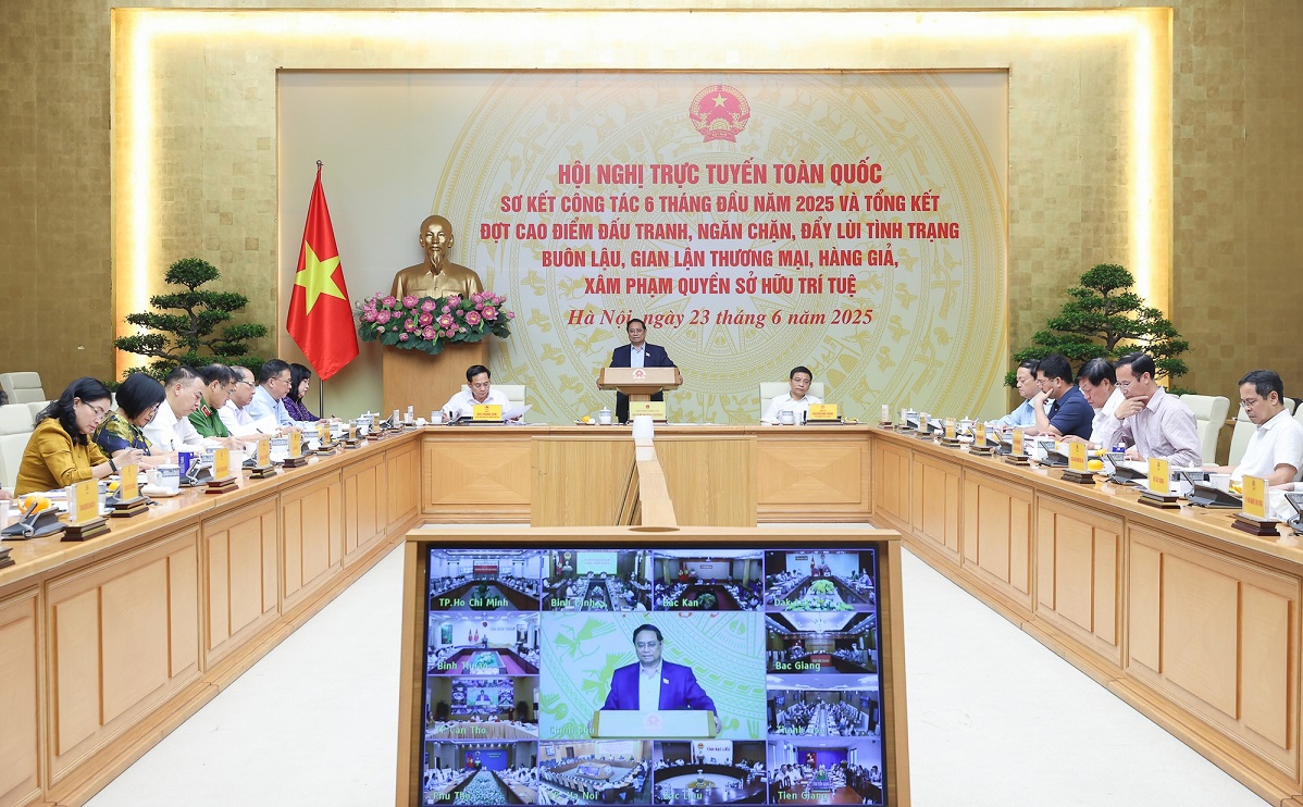 Thủ tướng chủ tr&igrave; Hội nghị trực tuyến to&agrave;n quốc sơ kết c&ocirc;ng t&aacute;c 6 th&aacute;ng đầu năm 2025 v&agrave; tổng kết đợt cao điểm đấu tranh, ngăn chặn, đẩy l&ugrave;i t&igrave;nh trạng bu&ocirc;n lậu. Ảnh: VGP.