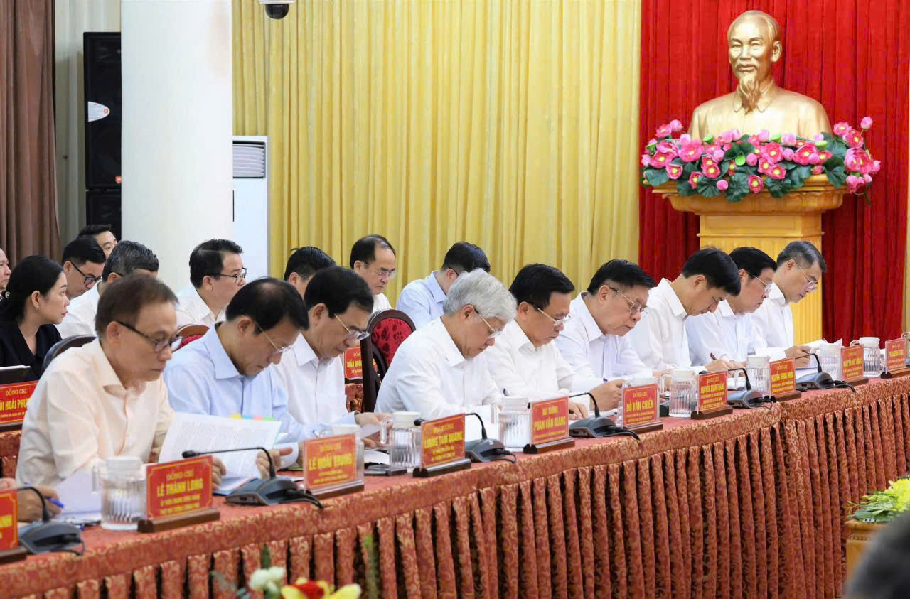 Đo&agrave;n c&ocirc;ng t&aacute;c Trung ương tại buổi l&agrave;m việc.