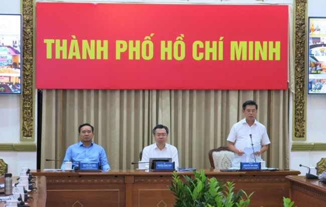 Phó Chủ tịch Ủy ban nhân dân TP. Hồ Chí Minh Nguyễn Văn Dũng báo cáo tại Hội nghị trực tuyến ngày 23/6/2025.  Ảnh: Cổng thông tin điện tử TP. Hồ Chí Minh.