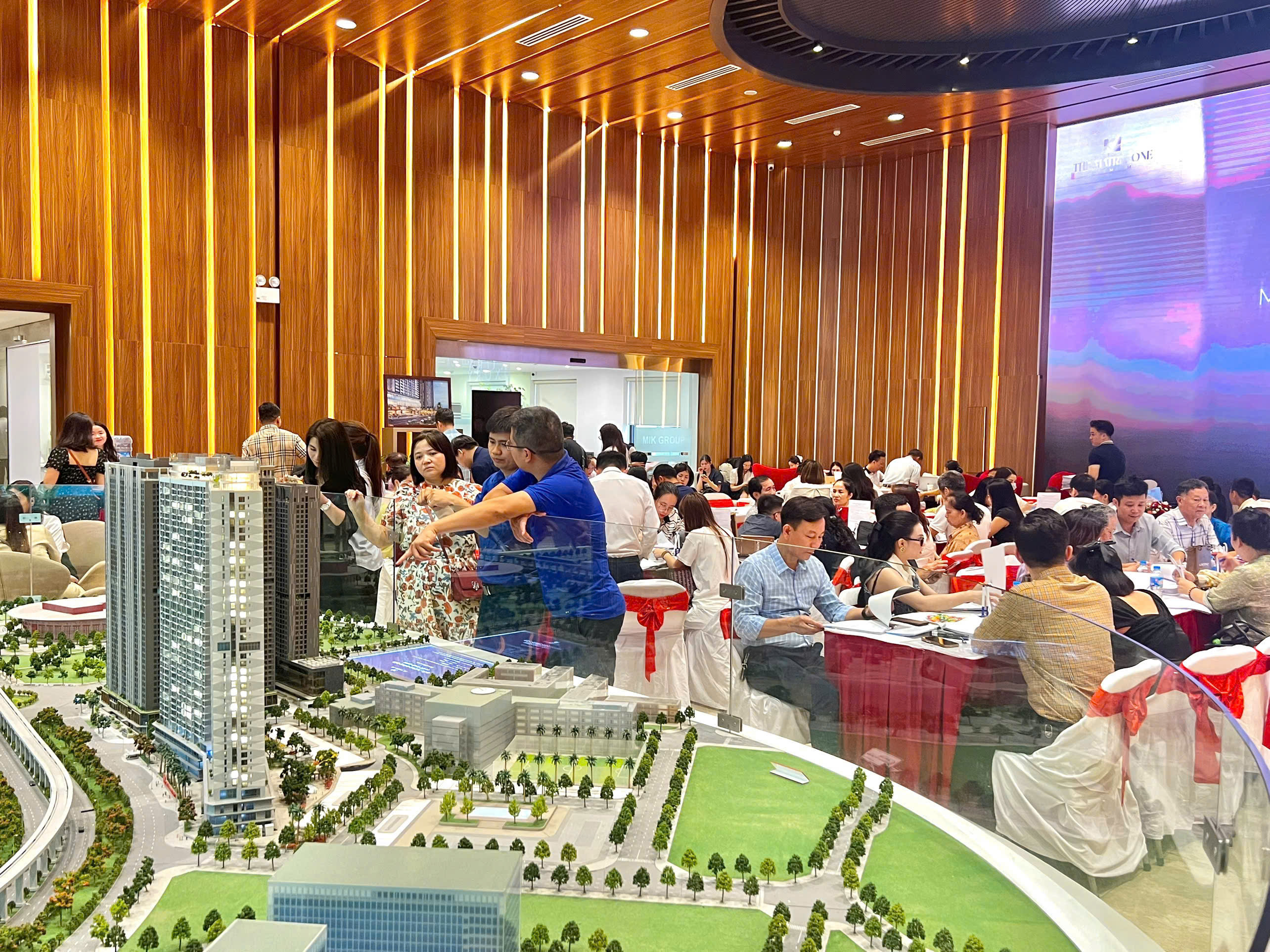 H&igrave;nh ảnh kh&aacute;ch h&agrave;ng giao dịch dự &aacute;n The Matrix One Premium trong những ng&agrave;y đầu mở b&aacute;n.