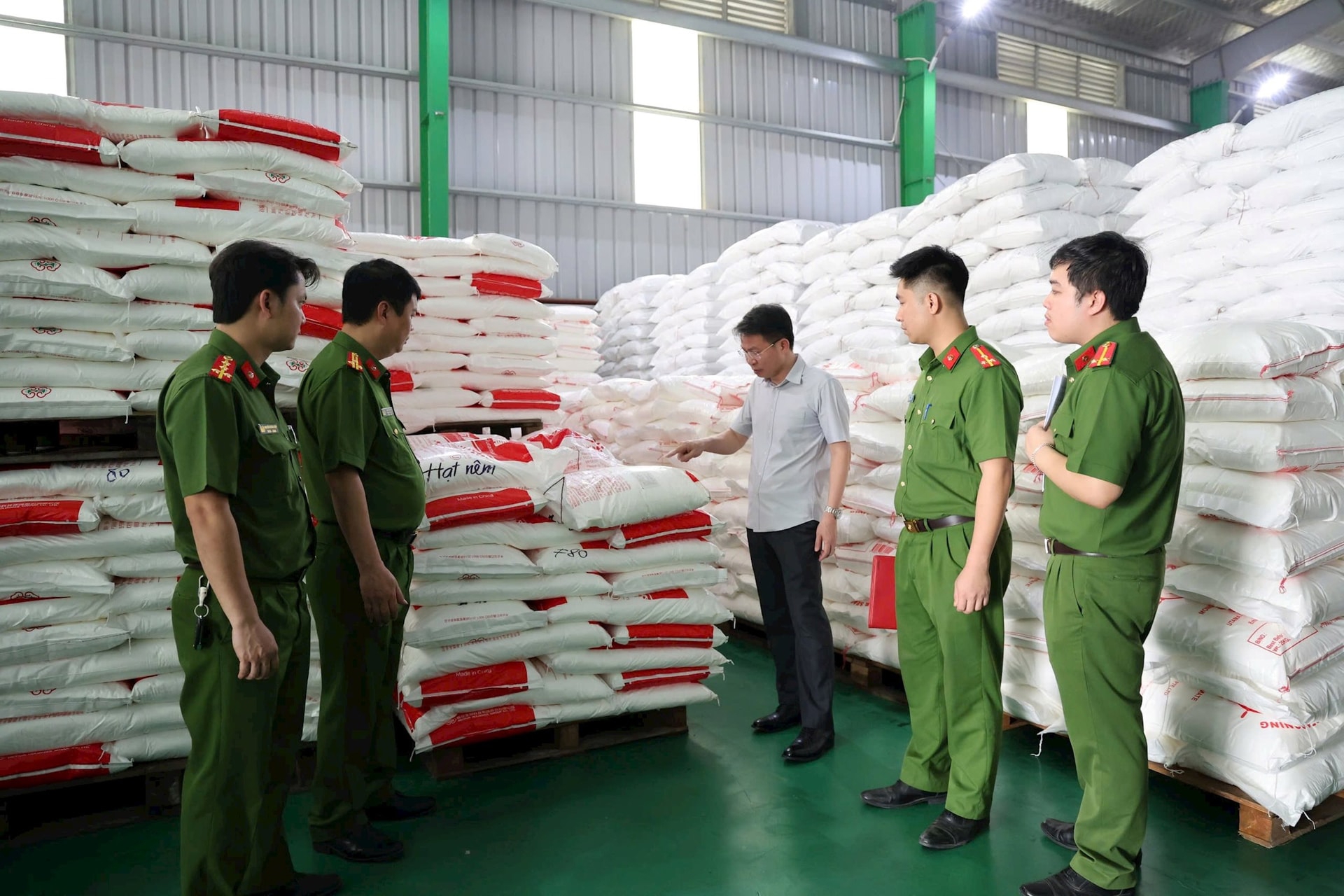 Famimoto Việt Nam đ&atilde; tuồn ra thị trường 144 tấn dầu ăn, 118 tấn bột canh v&agrave; 363 tấn hạt n&ecirc;m giả.