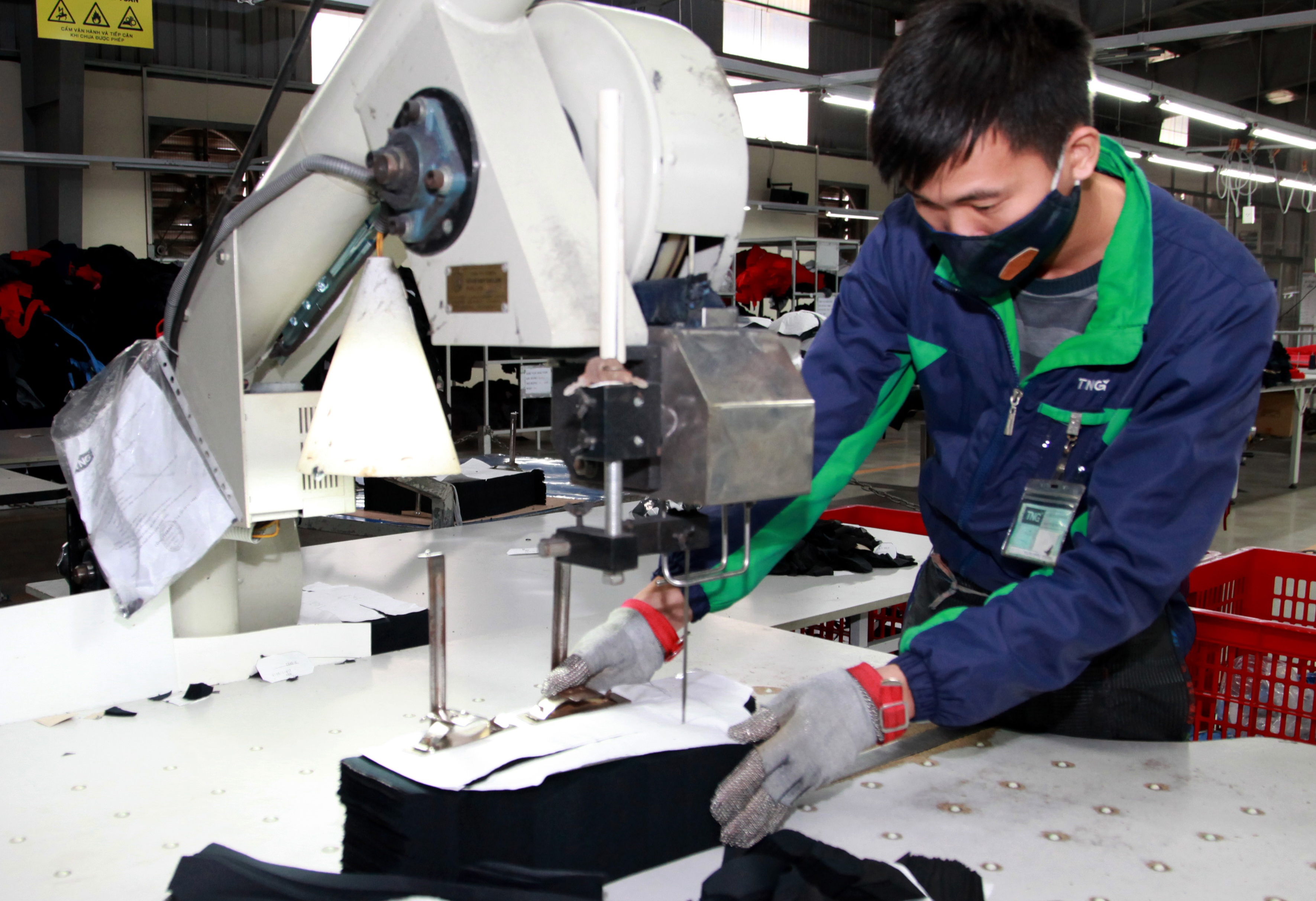 Lao động l&agrave;m việc trong nh&agrave; m&aacute;y. Ảnh: Mạnh Dũng.