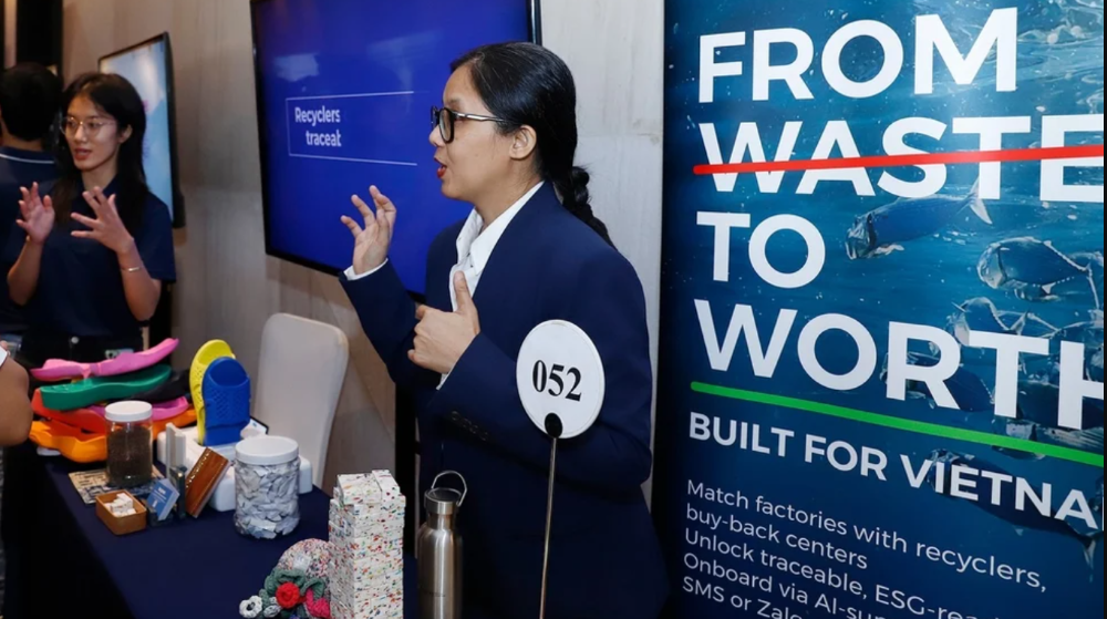 Các sản phẩm tái chế từ nhựa được giới thiệu bên lề sự kiện.