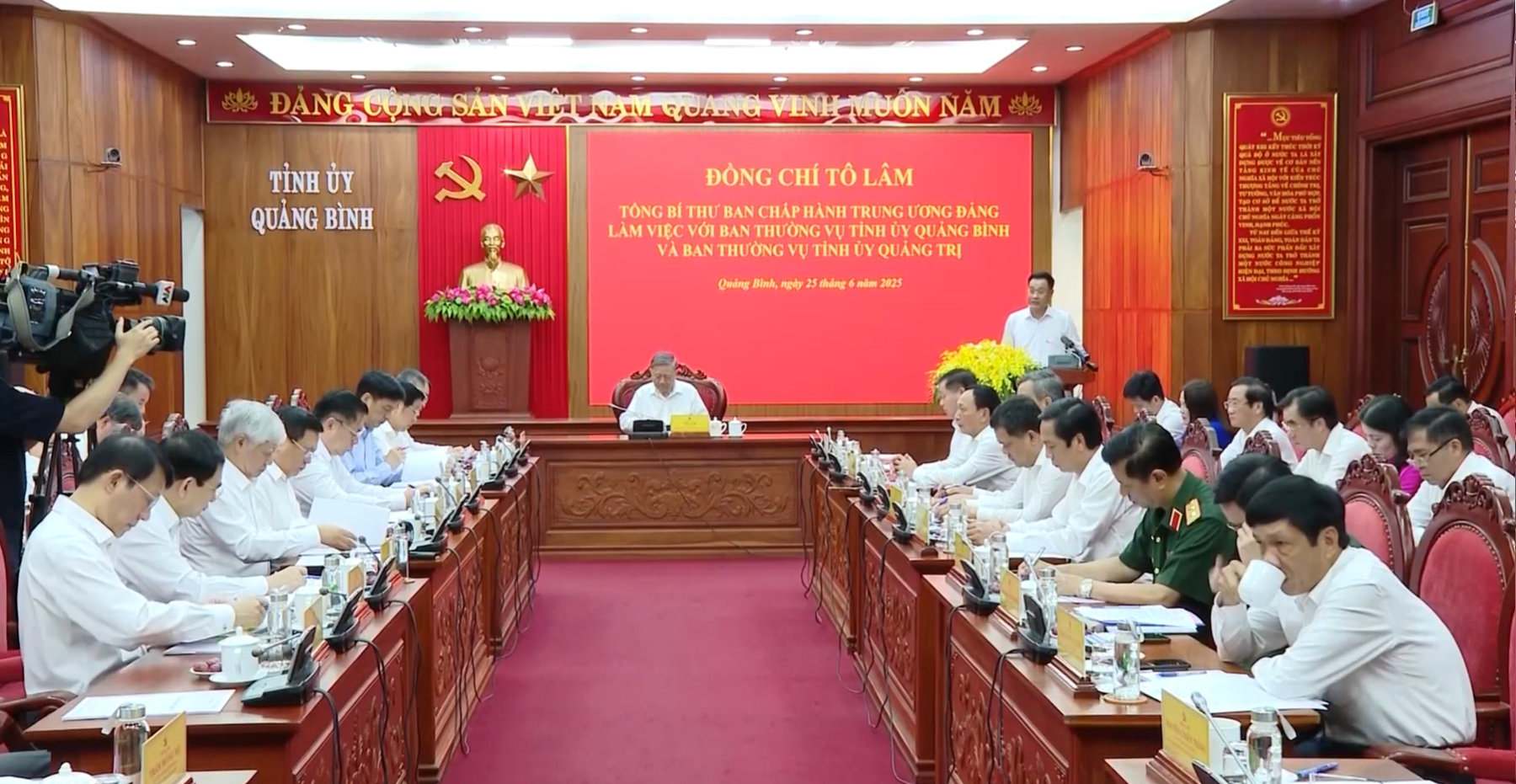 To&agrave;n cảnh buổi l&agrave;m việc