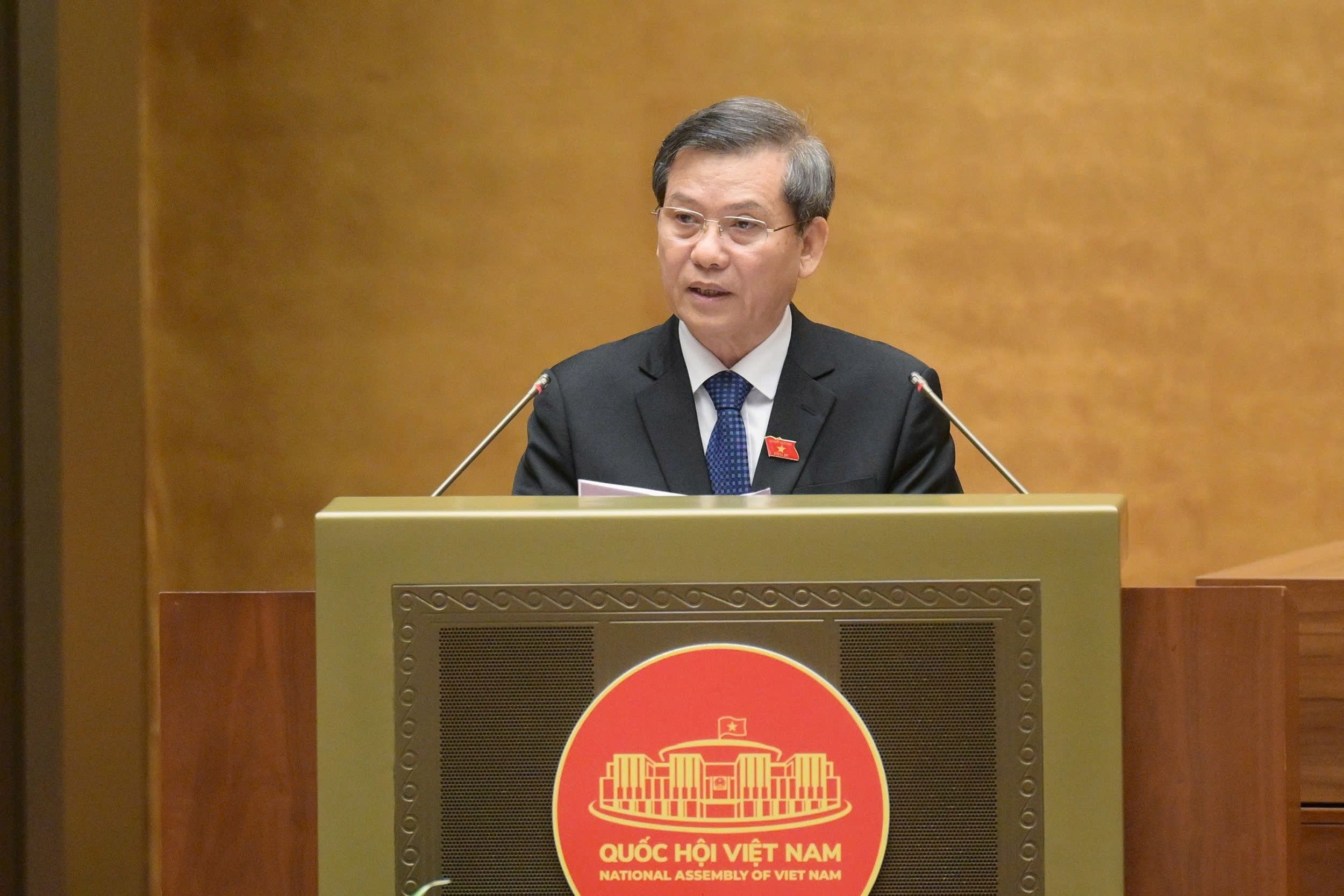 Chánh án Tòa án nhân dân tối cao Lê Minh trí trình bày Báo cáo giải trình, tiếp thu, chỉnh lý dự thảo luật. Ảnh: Quochoi.vn.