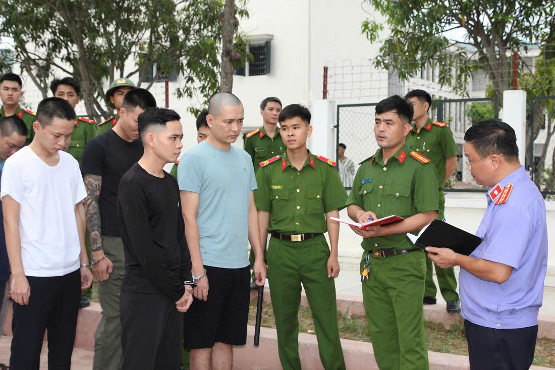 Cơ quan chức năng lấy lời khai c&aacute;c đối tượng trong đường d&acirc;y tội phạm lừa đảo xuy&ecirc;n Quốc gia