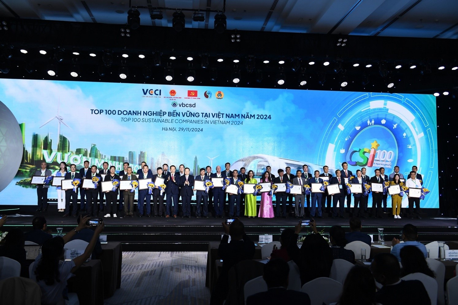 CSI 2024 biểu dương Top 100 Doanh nghiệp bền vững trong lĩnh vực thương mại &ndash; dịch vụ v&agrave; sản xuất.