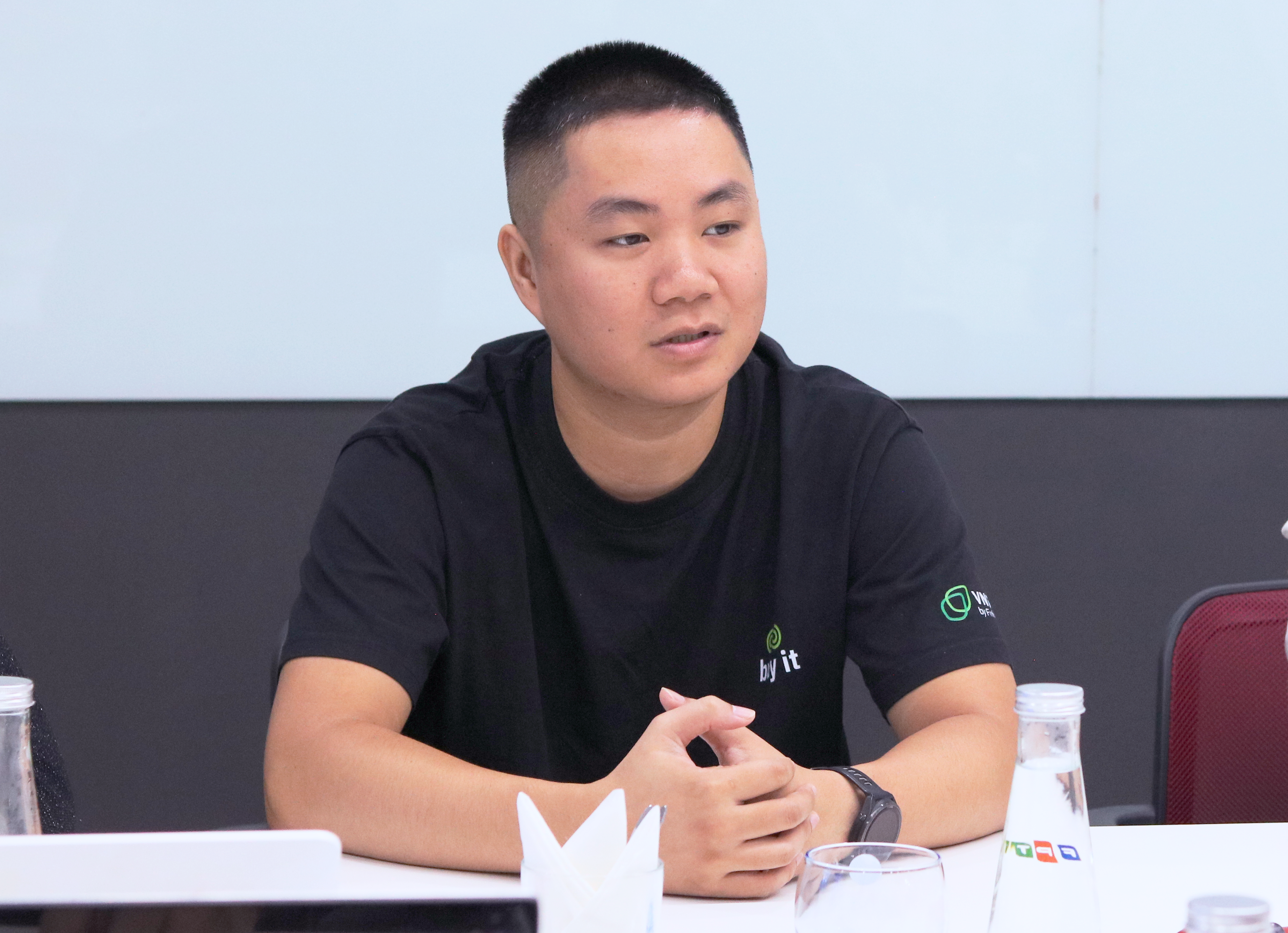 Anh Trần Mạnh Tuấn - Phó Giám đốc Khối Công nghệ Thông tin chia sẻ tại lễ kickoff & trau chứng nhận - Ảnh: FPT Smart Cloud.