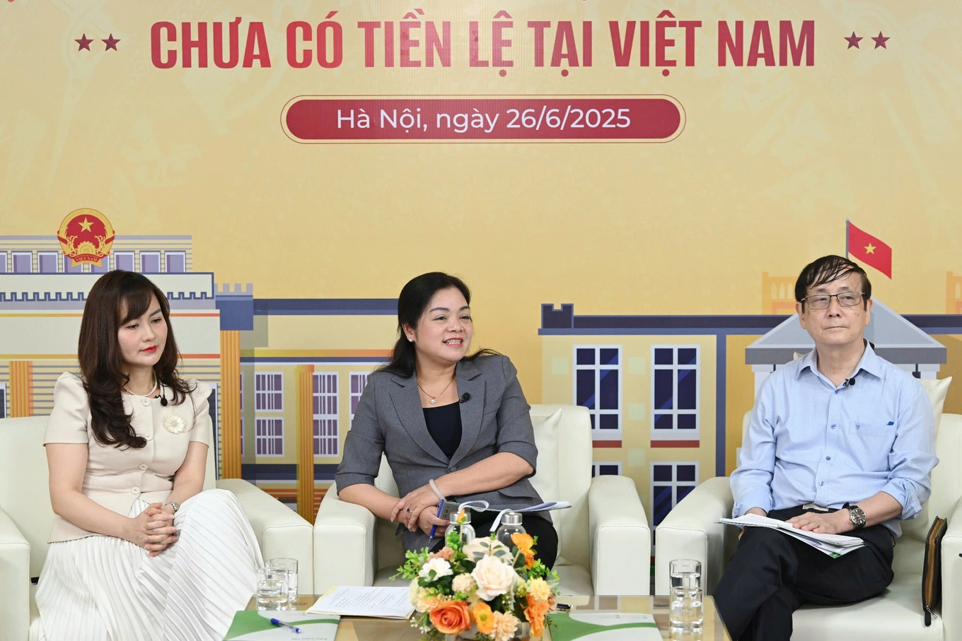 C&aacute;c chuy&ecirc;n gia chia sẻ tại tọa đ&agrave;m. Ảnh: Mạnh Qu&acirc;n.