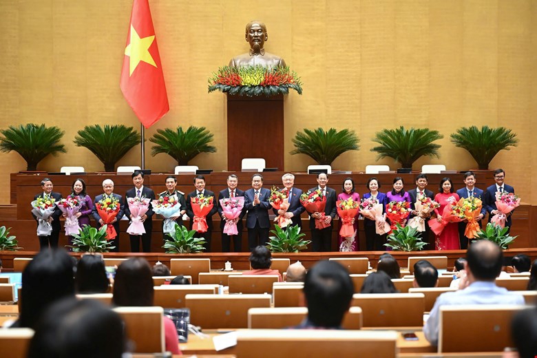 Chủ tịch Quốc hội Trần Thanh Mẫn, Chủ tịch Hội đồng bầu cử quốc gia tặng hoa chúc mừng các Phó Chủ tịch và Ủy viên Hội đồng bầu cử quốc gia.