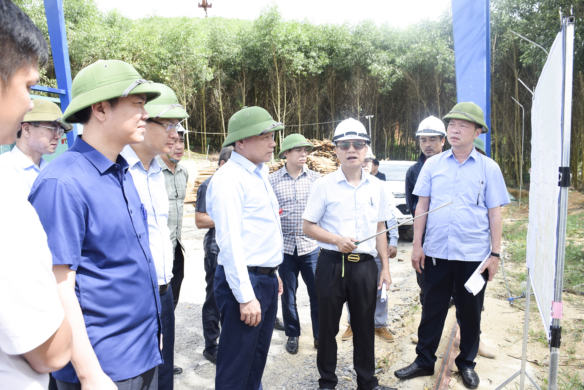 Ph&oacute; Chủ tịch UBND tỉnh Nghệ An Ho&agrave;ng Ph&uacute; Hiền đi kiểm tra&nbsp;tiến độ thực hiện c&aacute;c dự &aacute;n&nbsp;