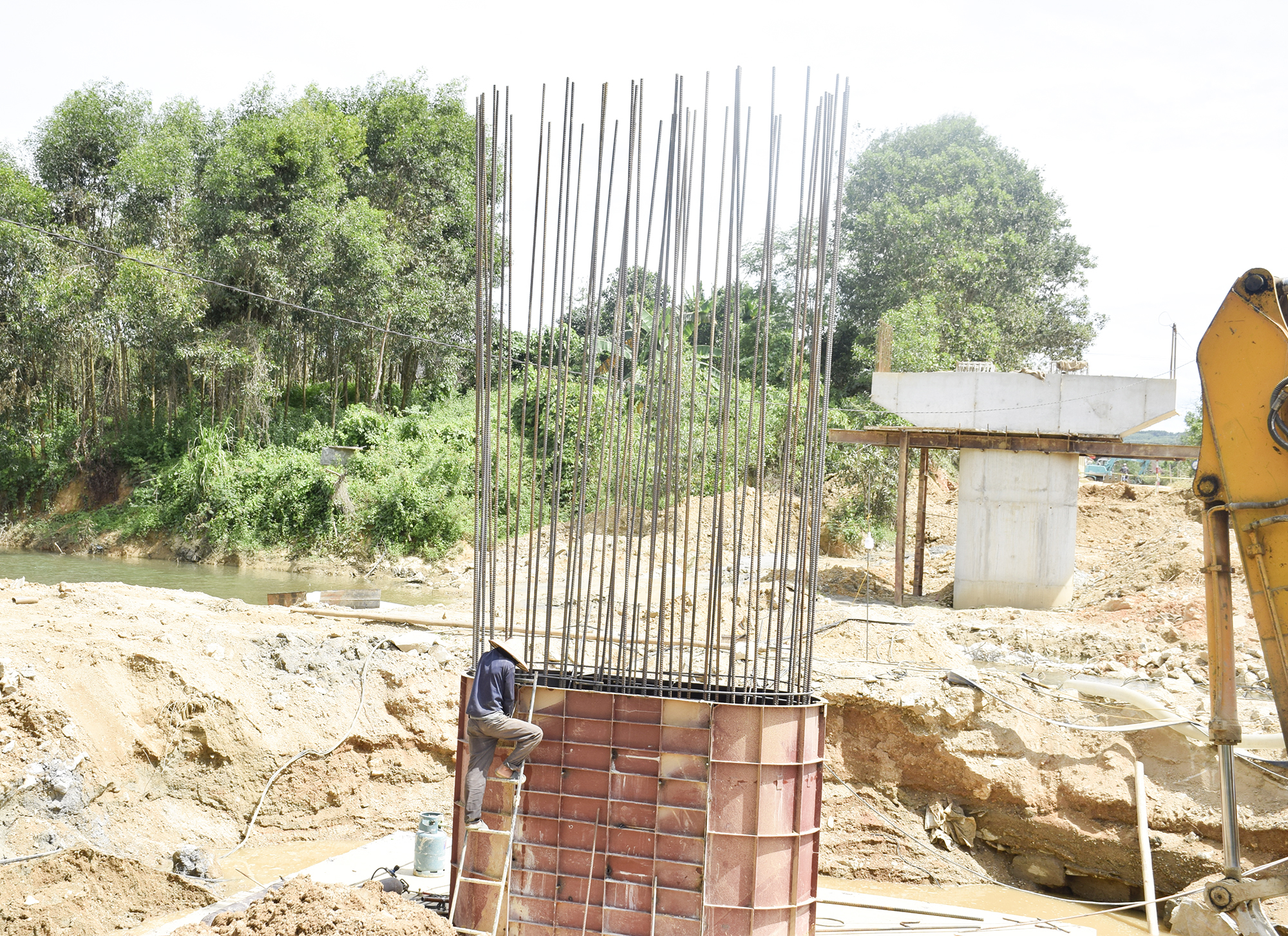 Công trường thi công tiến độ xây dựng cầu Bình Oanh nối giữa xã Thành Sơn và xã Thạch Ngàn, huyện Anh Sơn 