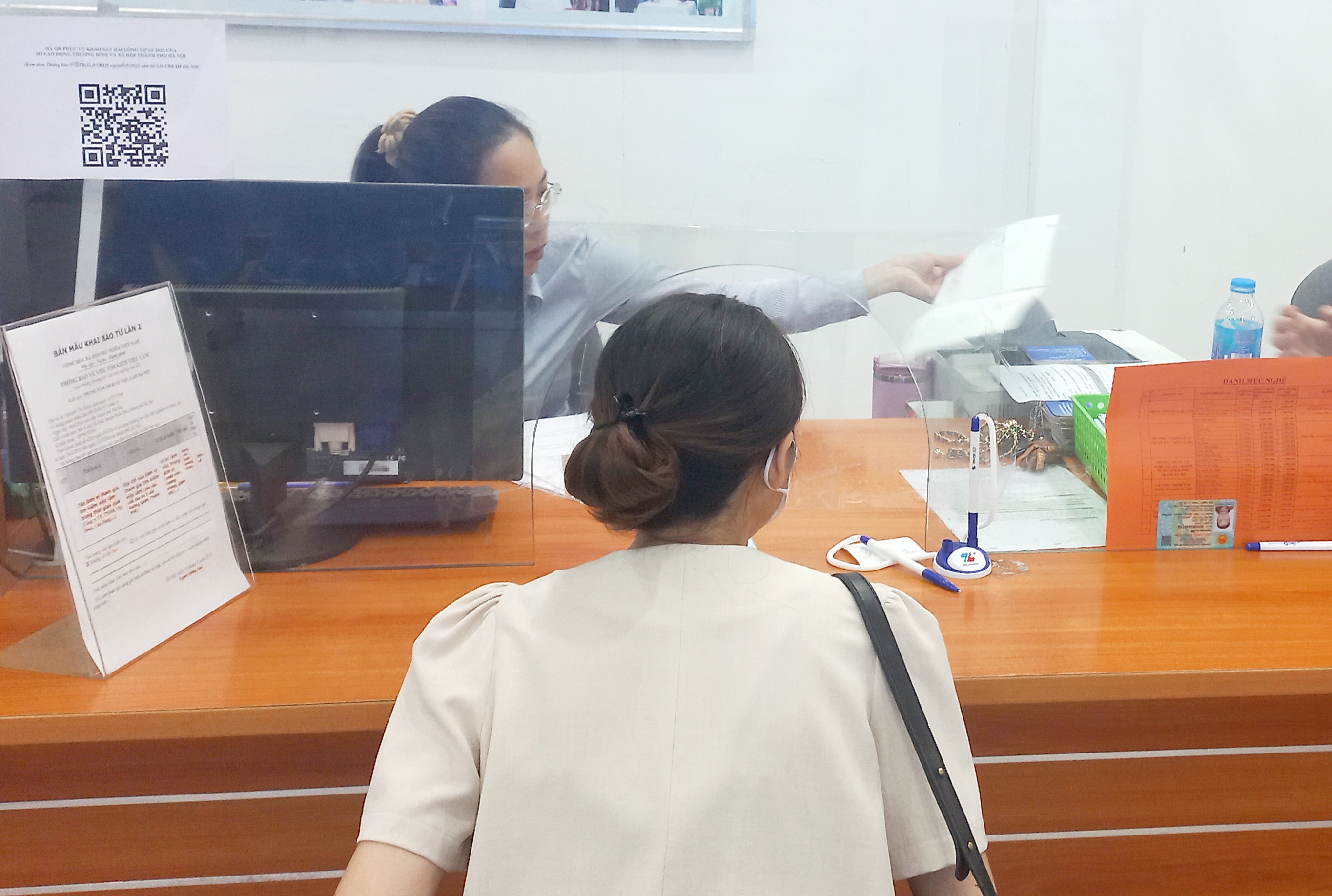 Người lao động hưởng bảo hiểm thất nghiệp để chi ti&ecirc;u. Ảnh: Thu Hằng.