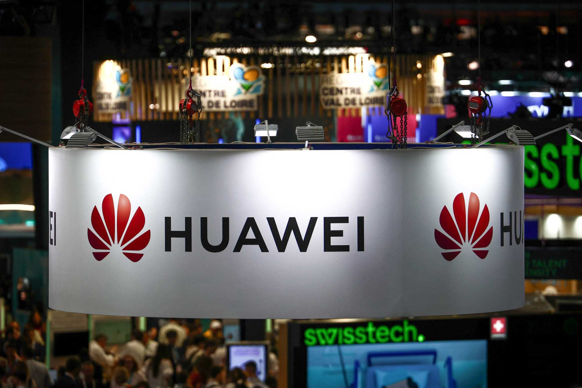 Theo Huawei, việc sử dụng các phương pháp phù hợp trong chip mang lại hiệu suất tính toán tương đương với các hệ thống tiên tiến nhất trên thế giới. Ảnh: AFP