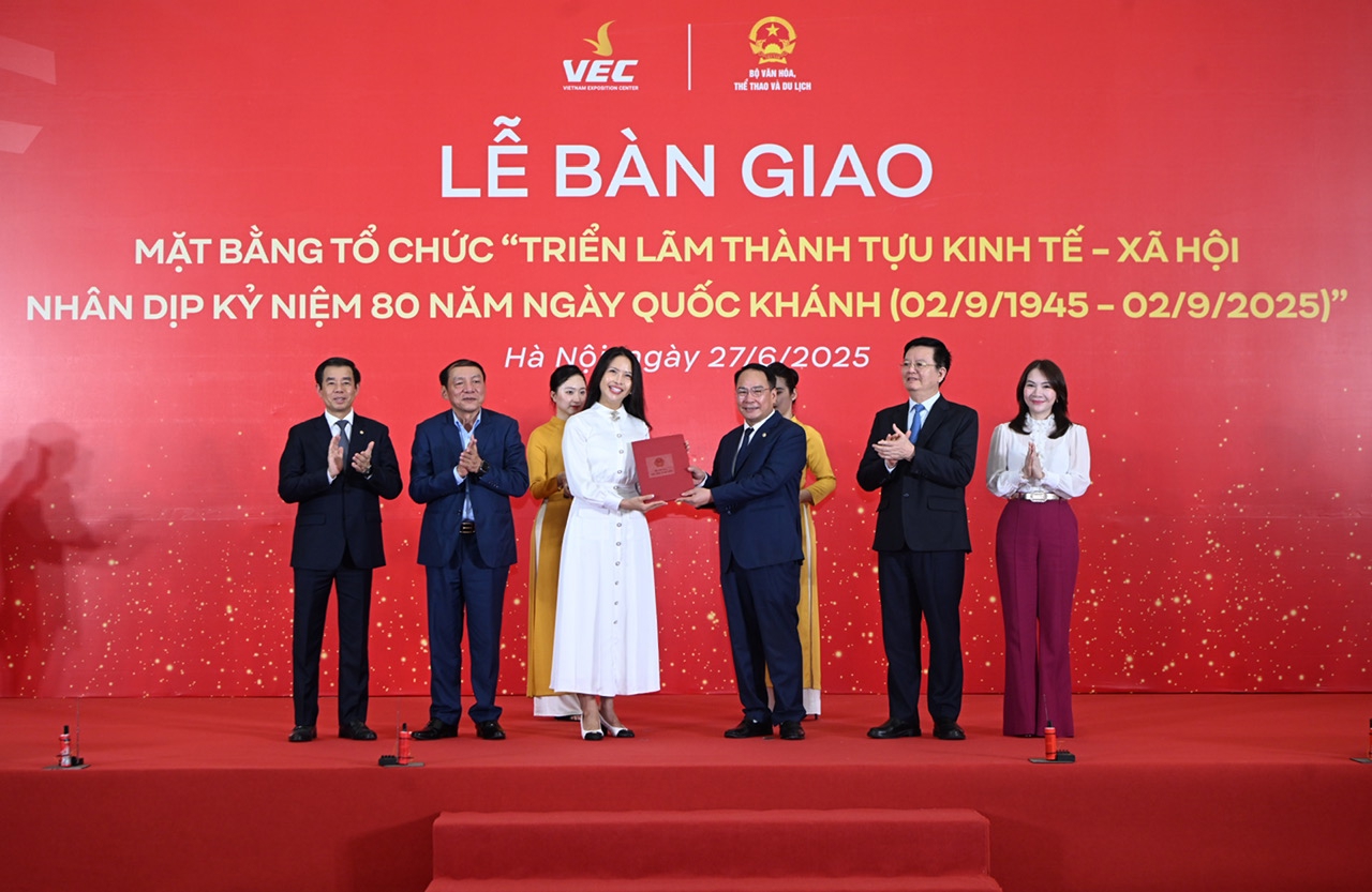 Nghi thức bàn giao mặt bằng tổ chức "Triển lãm thành tựu kinh tế - xã hội nhân dịp kỷ niệm 80 năm ngày Quốc khánh" dưới sự chứng kiến của Phó Thủ tướng Chính phủ Mai Văn Chính, Trưởng Ban Chỉ đạo Triển lãm và Bộ trưởng Bộ Văn hóa, Thể thao và Du lịch Nguyễn Văn Hùng, Trưởng Ban tổ chức Triển lãm.