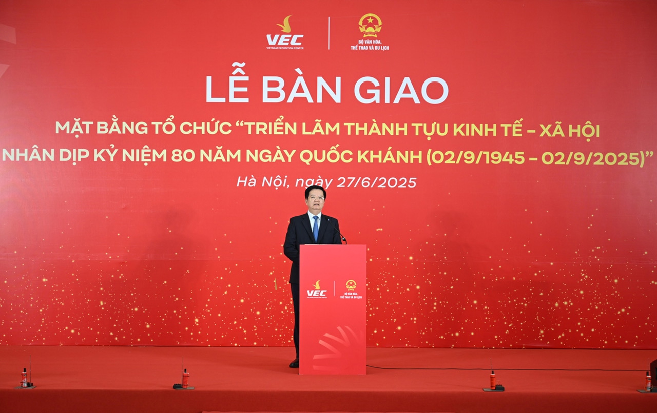 Ph&oacute; Thủ tướng Ch&iacute;nh phủ Mai Văn Ch&iacute;nh, Trưởng Ban Chỉ đạo Triển l&atilde;m biểu dương Tập đo&agrave;n Vingroup đ&atilde; triển khai thi c&ocirc;ng thần tốc, vượt tiến độ đề ra.