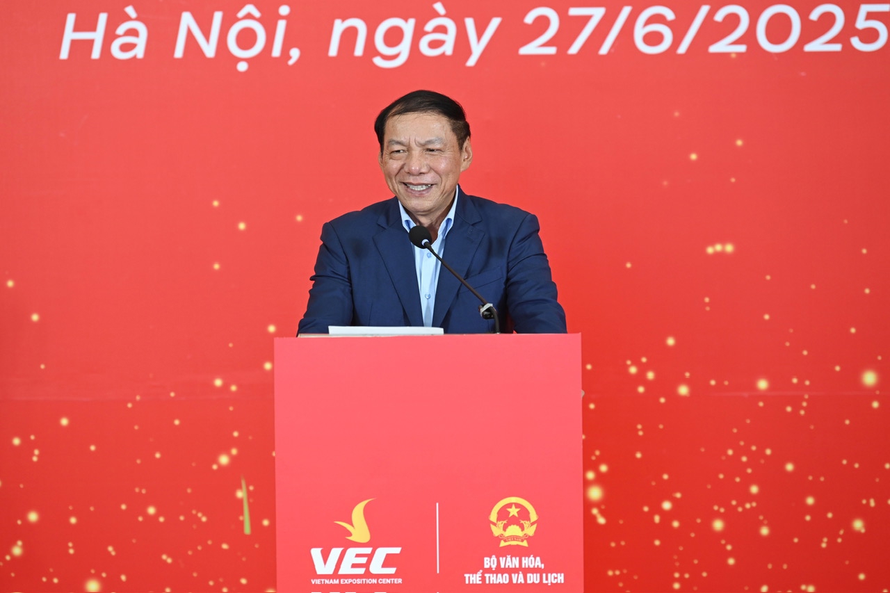 Bộ trưởng Bộ Văn h&oacute;a, Thể thao v&agrave; Du lịch Nguyễn Văn H&ugrave;ng, Trưởng Ban tổ chức Triển l&atilde;m đ&aacute;nh gi&aacute; cao những nỗ lực kh&ocirc;ng ngừng nghỉ của Tập đo&agrave;n Vingroup để c&oacute; một c&ocirc;ng tr&igrave;nh tầm cỡ, nằm trong top 10 thế giới.