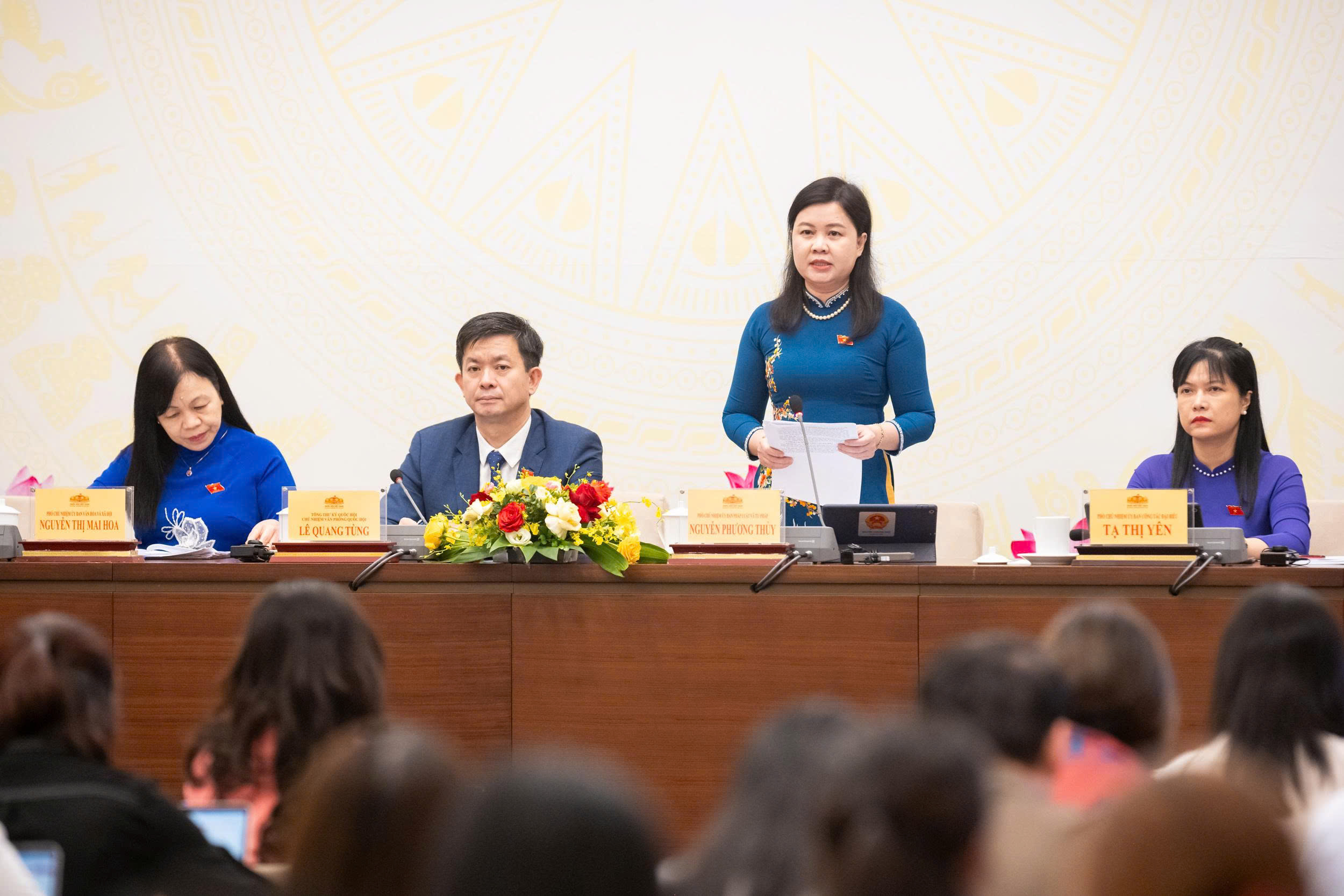 Ph&oacute; Chủ nhiệm Ủy ban Ph&aacute;p luật v&agrave; Tư ph&aacute;p Nguyễn Phương Thủy giải đ&aacute;p c&aacute;c vấn đề b&aacute;o ch&iacute; đặt ra.