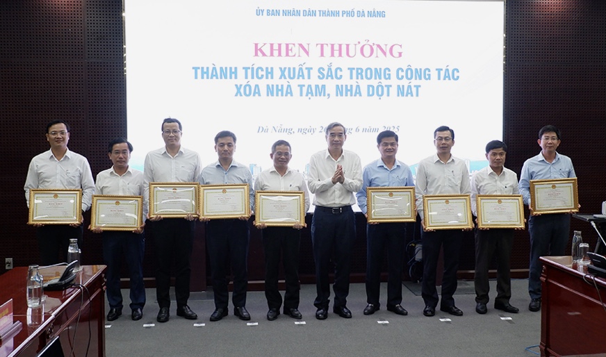 Chủ tịch UBND thành phố Đà Nẵng Lê Trung Chinh tặng Bằng khen cho 5 tập thể và 4 cá nhân có thành tích xuất sắc trong công tác xóa nhà tạm, nhà dột nát trên địa bàn thành phố.