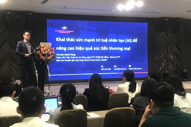 TS. Trần Minh T&ugrave;ng , Gi&aacute;m đốc Viện Quản trị & C&ocirc;ng nghệ FPT (FSB) Đ&agrave; Nẵng - Đại học FPT, truyền đạt nội dung chuy&ecirc;n đề Khai th&aacute;c sức mạnh tr&iacute; tuệ nh&acirc;n tạođể n&acirc;ng cao hiệu quả x&uacute;c tiến thương mại. Ảnh Ng&ocirc; Anh Văn.