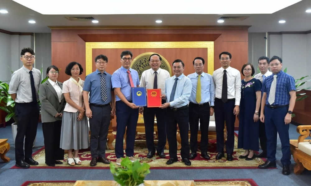 Đo&agrave;n c&ocirc;ng t&aacute;c ECOEYE trao đổi Bi&ecirc;n bản ghi nhớ hợp t&aacute;c với Cục M&ocirc;i trường (Bộ N&ocirc;ng nghiệp v&agrave; M&ocirc;i trường Việt Nam v&agrave;o s&aacute;ng 27/6/2025).