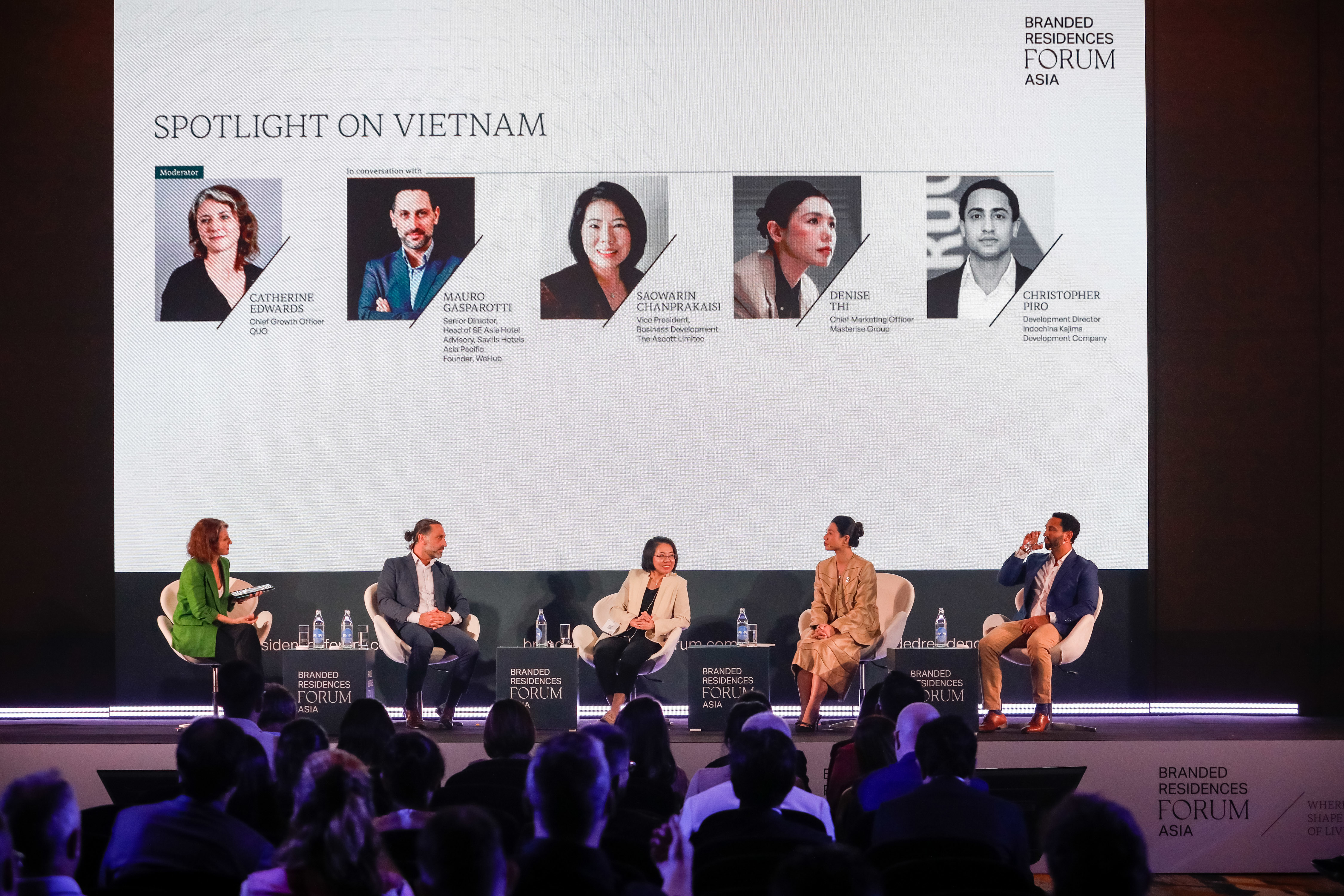Bà Thi Anh Đào, Giám đốc khối Marketing Masterise Group, chi sẻ về định hướng mở rộng khái niệm “branded residences” tại Branded Residences Forum Asia 2025.