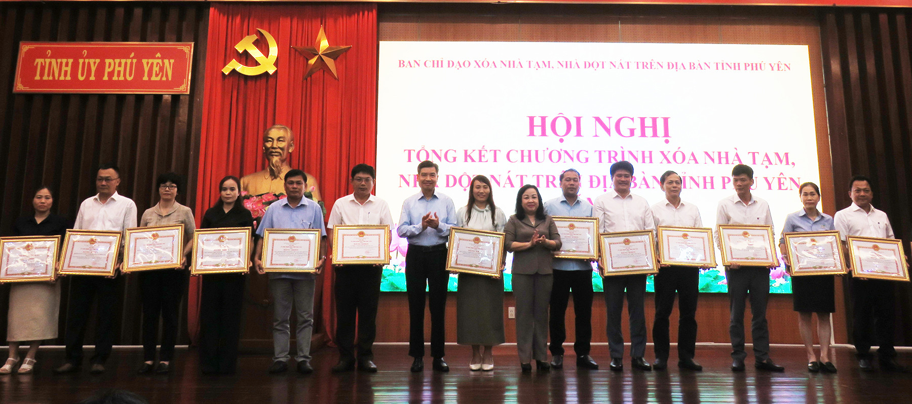  Ông Vũ Xuân Hà, đại diện Tập đoàn Hòa Phát (thứ 5 từ phải qua) nhận bằng khen của UBND tỉnh Phú Yên cho các tập thể có thành tích xuất sắc trong thực hiện Chương trình xóa nhà tạm, nhà dột nát trên địa bàn.