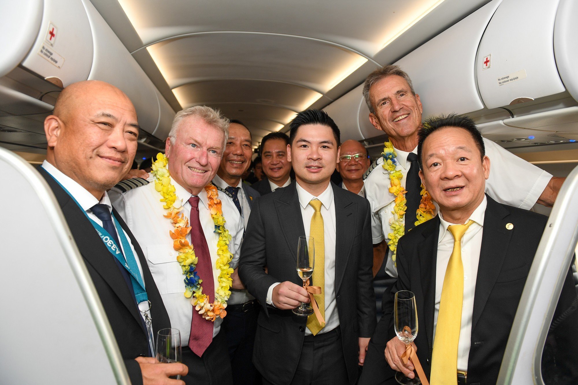 C&aacute;c đại biểu ch&uacute;c mừng tổ bay của Airbus A321.