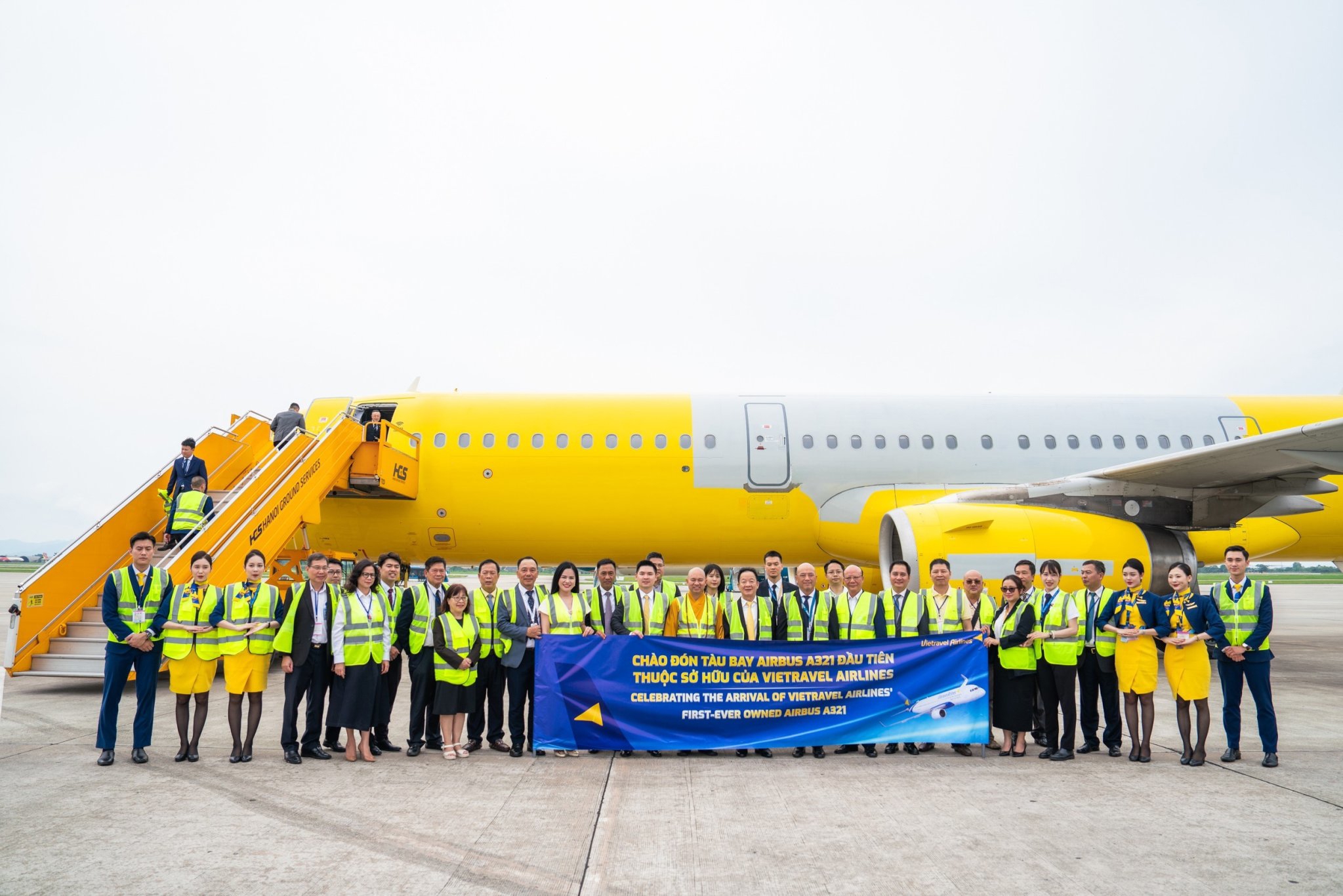 Các đại biểu chụp ảnh lưu niệm cùng chiếc máy bay Airbus A321 đầu tiên thuộc sở hữu của Vietravel Airlines.