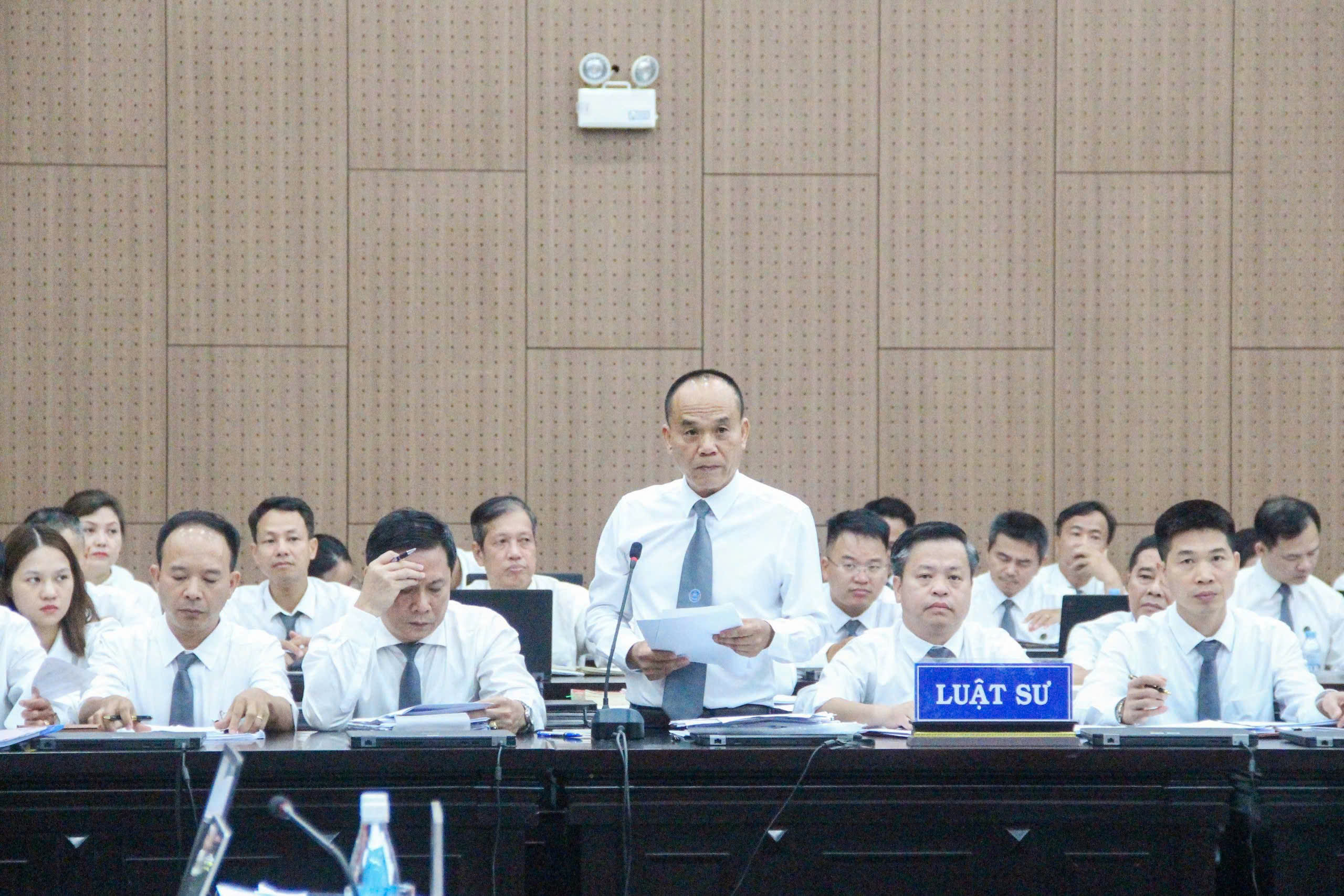 C&aacute;c luật sư tham gia b&agrave;o chữa cho c&aacute;c bị c&aacute;o trong vụ &aacute;n.