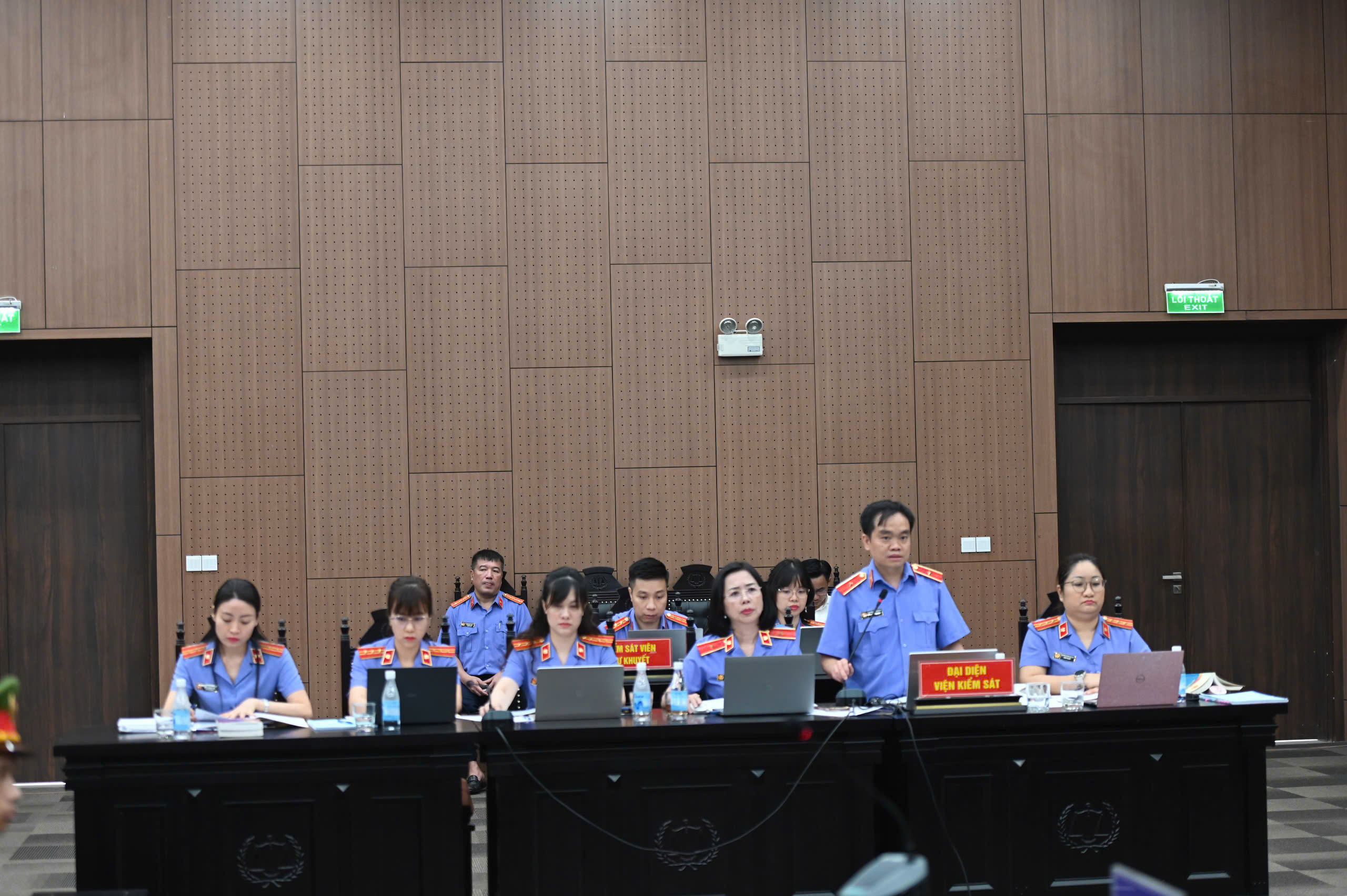 Đại diện Viện kiểm sát giữ quyền công tố tại tòa.