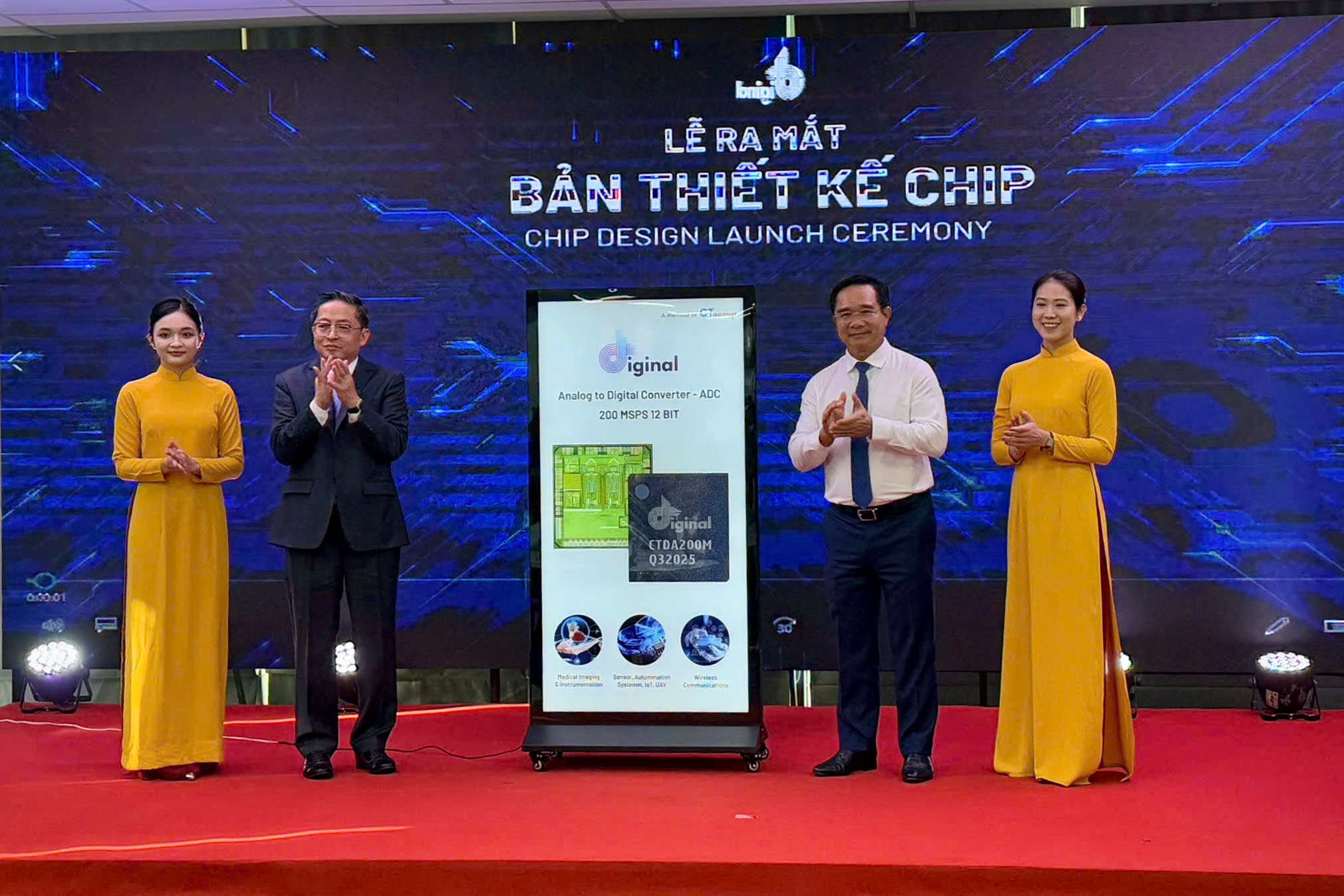 Ông Nguyễn Văn Được, Chủ tịch UBND TP.HCM (áo trắng) và ông Trần Kim Chung, Chủ tịch CT Group ra mắt bản thiết kế chip ADC, chiều 29/6.