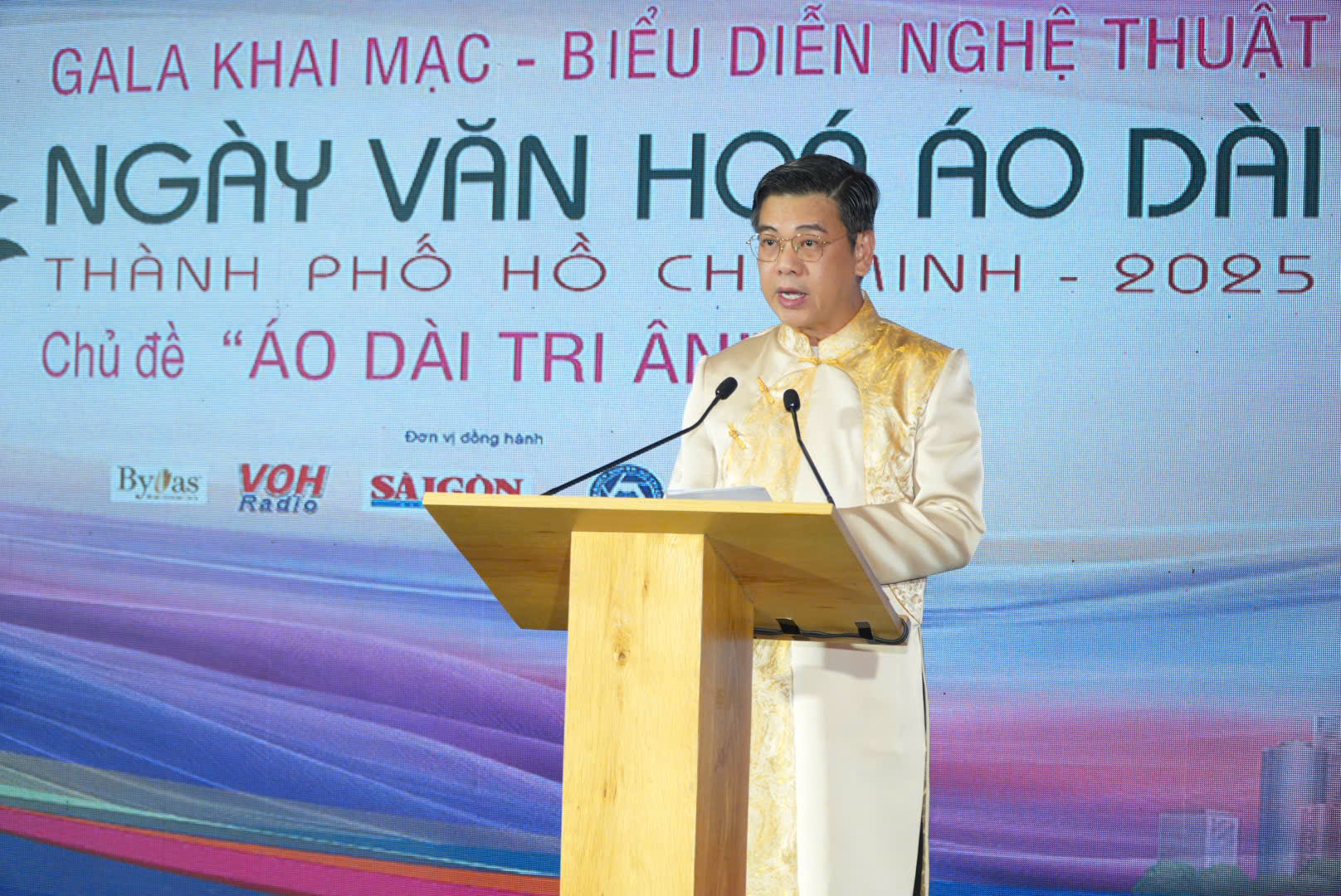 &Ocirc;ng Nguyễn Văn Dũng, Ph&oacute; Chủ tịch Ủy ban nh&acirc;n d&acirc;n TP.HCM ph&aacute;t biểu tại đ&ecirc;m Gala tối 28/6.