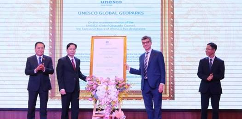 Trưởng Đại diện UNESCOtại Việt Nam trao Bằng chứng nhận&nbsp;Danh hiệu C&ocirc;ng vi&ecirc;n địa chất to&agrave;n cầu UNESCO Lạng Sơn cho l&atilde;nh đạo tỉnh Lạng Sơn.