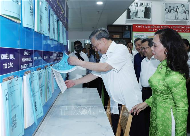 Tổng Bí thư Tô Lâm thăm, khảo sát Trung tâm Phục vụ hành chính công phường Xuân Hoà - Ảnh: TTXVN