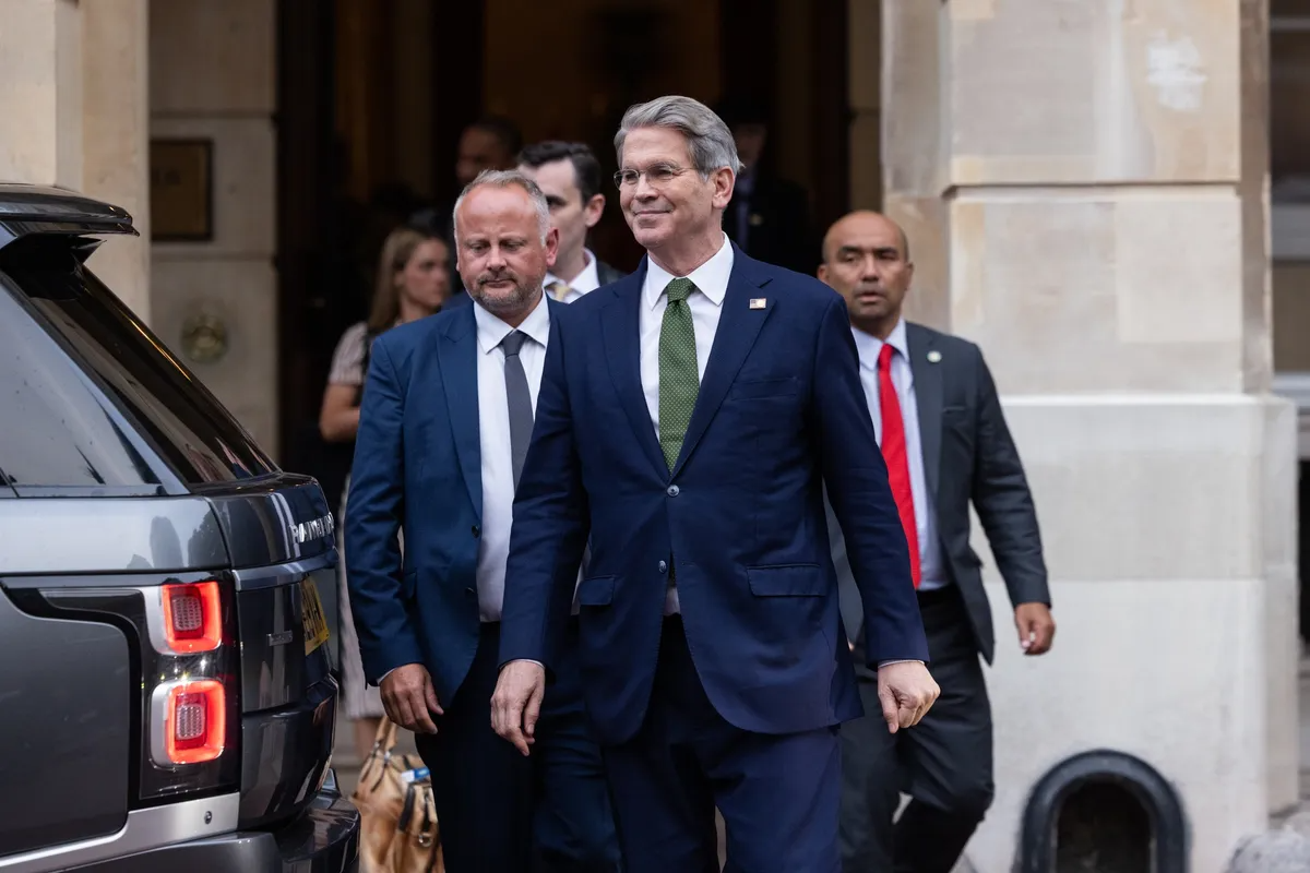 Ông Scott Bessent, Bộ trưởng Tài chính Mỹ (ở giữa) sau các cuộc đàm phán thương mại tại Lancaster House ở London, Anh ngày 9/6 - Ảnh: Bloomberg